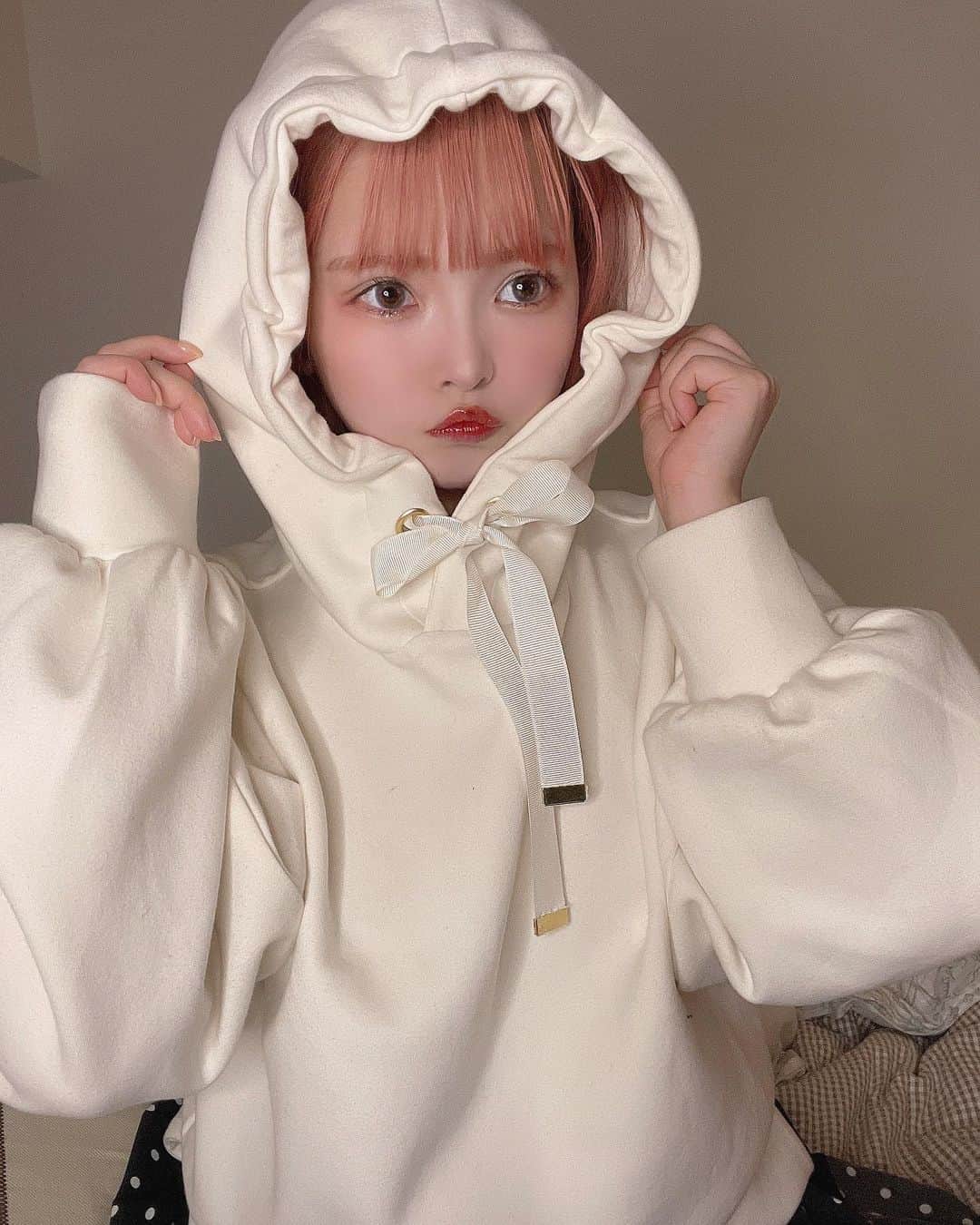 のインスタグラム：「パフスリーブパーカー﻿ @miia_official ﻿ ZOZOTOWN限定のやつ🐻‍❄️🤍﻿ ﻿ 私はホワイトのショート丈にした！﻿ おきにいりすぎて洗い終わるたびにきてる！！﻿ ﻿ ﻿ ﻿ 今日限定1000円offだよ🦭🦭🦭﻿ ﻿ あ、髪ピンクになりました！💞﻿ ﻿ ﻿ #miia #miiasnap ﻿」