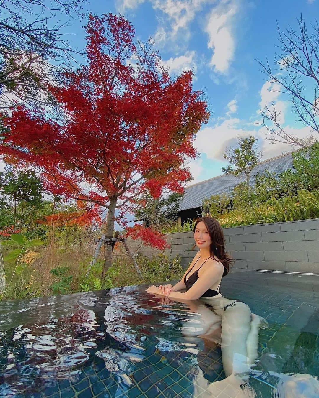 もものインスタグラム：「Amanemu❤️  温泉に浸かりながら まったり🥰🍁♨️  12月は紅葉が見頃で 綺麗だった〜☺️🍁✨  #アマネム #amanemu #aman #resort」