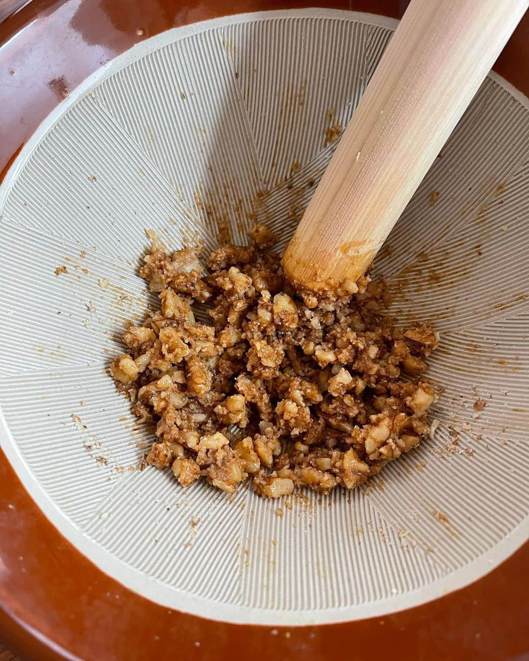 吉野千穂さんのインスタグラム写真 - (吉野千穂Instagram)「千穂飯レシピ🌿 『菜の花のくるみあえ』  まだまだ寒いけど、春の訪れを知らせてくれる菜の花が出始めました🌱菜の花好きとしは買わずにはいられない☺️ 今回はくるみあえにして、菜の花の苦味とあえ衣の甘みが美味しい一品に！ * * 🌱2人分/15分 🌱難易度★⭐︎⭐︎  🌱材料 菜の花　1束200g くるみ　50g  しょうゆ　大さじ1 砂糖　大さじ2/3  ①菜の花をゆでる 鍋にたっぷりの湯をわかし、菜の花を入れて1〜1分30秒ほどゆでる。水にさらして冷まし、水気をしぼる。3cm幅に切る。  ②あえ衣を作る すり鉢にくるみを入れてすり、細かくする。しょうゆ、砂糖を加えて混ぜる。(すり鉢がない場合は、くるみは包丁で細かくし、ボウルで混ぜる。)  ③あえる すり鉢(もしくはボウル)に菜の花を加えてあえる。 * * 🌱千穂メモ〜菜の花〜 「最上級の栄養価」とも言われるほど、ビタミン、ミネラルが豊富で食物繊維も含まれている。 ビタミンCは水溶性なので茹ですぎは禁物！ * * #菜の花#菜の花レシピ#くるみ#くるみ和え#菜の花のごま和え#副菜#簡単副菜#青菜#簡単レシピ#作り置き#作り置きレシピ#常備菜#千穂飯#管理栄養士ごはん#管理栄養士#吉野千穂#おうちごはん#毎日ごはん#朝ごはん#お昼ごはん#晩ごはん#今日のごはん#おうち居酒屋#おつまみ#おつまみレシピ#フードスタイリスト」1月26日 20時59分 - chiho_yoshino