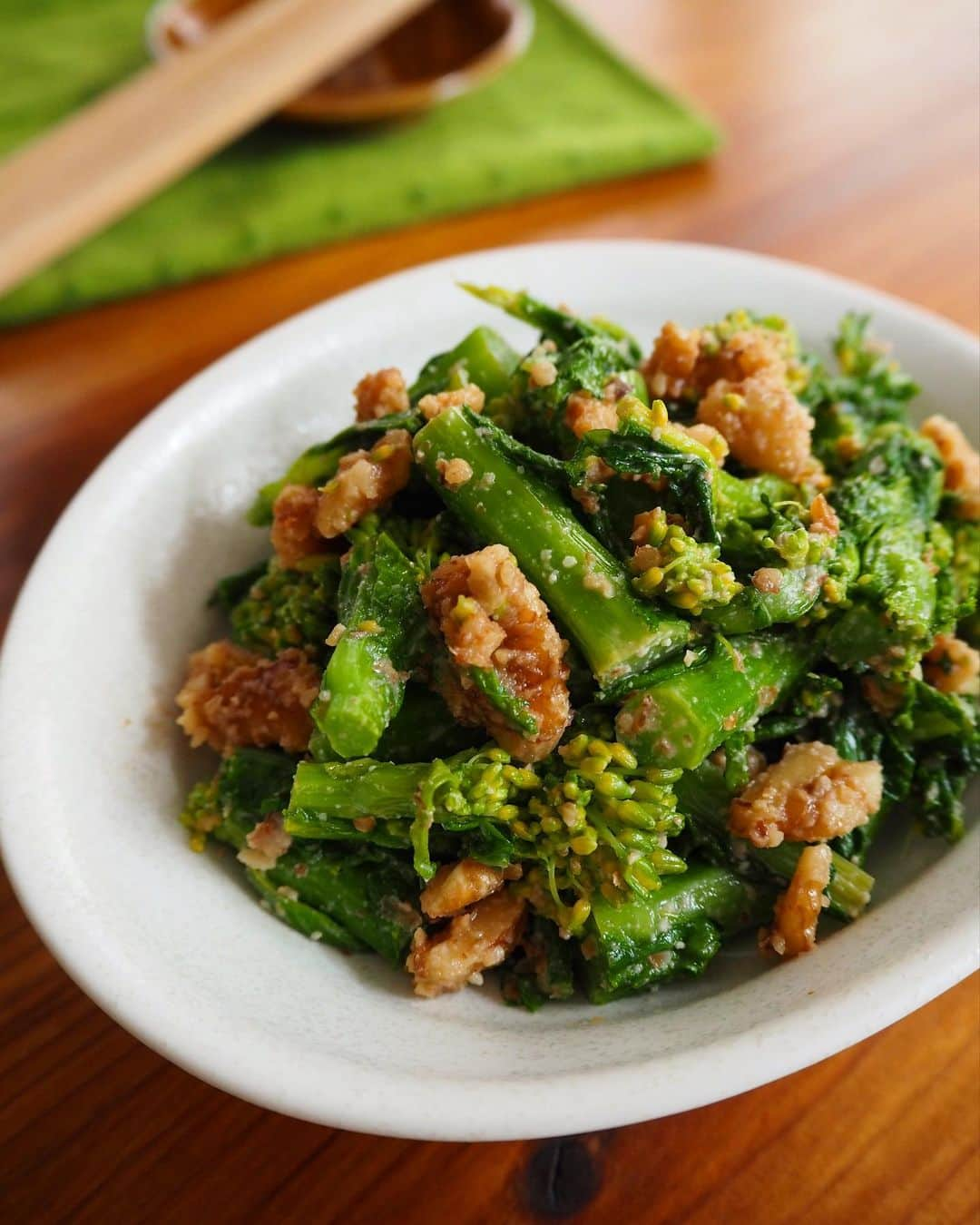 吉野千穂のインスタグラム：「千穂飯レシピ🌿 『菜の花のくるみあえ』  まだまだ寒いけど、春の訪れを知らせてくれる菜の花が出始めました🌱菜の花好きとしは買わずにはいられない☺️ 今回はくるみあえにして、菜の花の苦味とあえ衣の甘みが美味しい一品に！ * * 🌱2人分/15分 🌱難易度★⭐︎⭐︎  🌱材料 菜の花　1束200g くるみ　50g  しょうゆ　大さじ1 砂糖　大さじ2/3  ①菜の花をゆでる 鍋にたっぷりの湯をわかし、菜の花を入れて1〜1分30秒ほどゆでる。水にさらして冷まし、水気をしぼる。3cm幅に切る。  ②あえ衣を作る すり鉢にくるみを入れてすり、細かくする。しょうゆ、砂糖を加えて混ぜる。(すり鉢がない場合は、くるみは包丁で細かくし、ボウルで混ぜる。)  ③あえる すり鉢(もしくはボウル)に菜の花を加えてあえる。 * * 🌱千穂メモ〜菜の花〜 「最上級の栄養価」とも言われるほど、ビタミン、ミネラルが豊富で食物繊維も含まれている。 ビタミンCは水溶性なので茹ですぎは禁物！ * * #菜の花#菜の花レシピ#くるみ#くるみ和え#菜の花のごま和え#副菜#簡単副菜#青菜#簡単レシピ#作り置き#作り置きレシピ#常備菜#千穂飯#管理栄養士ごはん#管理栄養士#吉野千穂#おうちごはん#毎日ごはん#朝ごはん#お昼ごはん#晩ごはん#今日のごはん#おうち居酒屋#おつまみ#おつまみレシピ#フードスタイリスト」