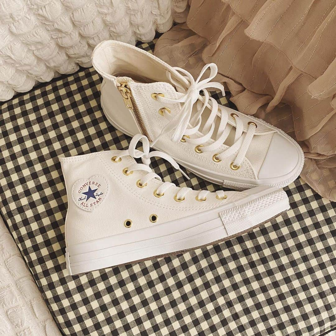 飯坂采子さんのインスタグラム写真 - (飯坂采子Instagram)「new converse〰️🤍⠀ またまたコンバースが増えてしまったー！でもタイプすぎる♡セールになっててお安くgetしました✔️コンバースのロゴと1番上の紐を通す部分がハート😘🍫♥️チャックのデザインだからブーツカットでも履くのも脱ぐのもらくちん。ギンガムチェックの座布団は,キャセリーニの♡🎪かわいいーー！！⠀ ⠀  #Frentish_style#converse#casselini#コンバース#キャセリーニ#パリジェンヌ#ロンドンガール#フレンティッシュスタイル#あや_くつ」1月26日 20時59分 - ayamini316