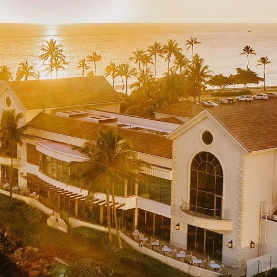 The Terrace By The Seaのインスタグラム：「・  海側からザ・テラス バイ・ザ・シーを見た写真です⛱  会場と海との距離がこんなにも近く、 チャペルから見える景色は圧巻です✨  = produce = @motif_resort   #リゾートウェディング #ハワイ挙式 #ハワイウェディング #TheTerraceByTheSea #テラスバイザシー #ウェディングフォト #タカミブライダル #TAKAMIBRIDAL #hawaii #hawaiiwedding #MotifRESORT #リゾート挙式 #リゾート婚 #海外挙式 #テラス花嫁 #テラスバイザシー花嫁 #リゾ花 #プレ花嫁 #結婚式準備 #花嫁準備 #ハワイ花嫁 #ハワイ婚 #ハワイ結婚式 #結婚式場 #withコロナの結婚式 #ハワイウェディングフォト #wedding #overseaswedding #サンセット #sunset」
