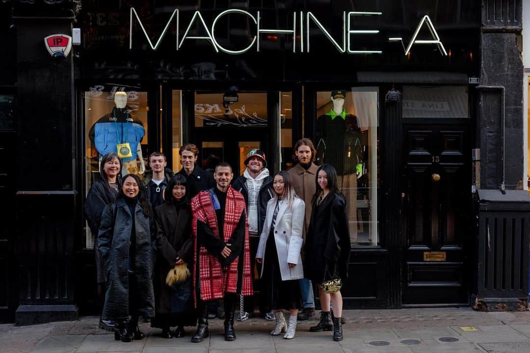 のインスタグラム：「「僕の近所のシティボーイ」に、ロンドンのセレクトショップ『MACHINE-A』が登場。オーナーのStavros Karelisが、10人のスタッフを紹介してくれたよ。  若く新しいデザイナー&ブランドをいち早く見つけてきた目利きによる、一人一人のファッション・チェックを読んでみよう。新たな発見があるかもよ！＜NAMACHEKO＞とか＜PAULA CANOVAS DEL VAS＞とか。  Stavros曰く、「独自の感性でブランドをミックスしている人が好きだし、ファッションには楽しみながら自分自身を気持ちよくするチャンスがたくさんある」。  #popeyemagazine #stylesample #machinea」