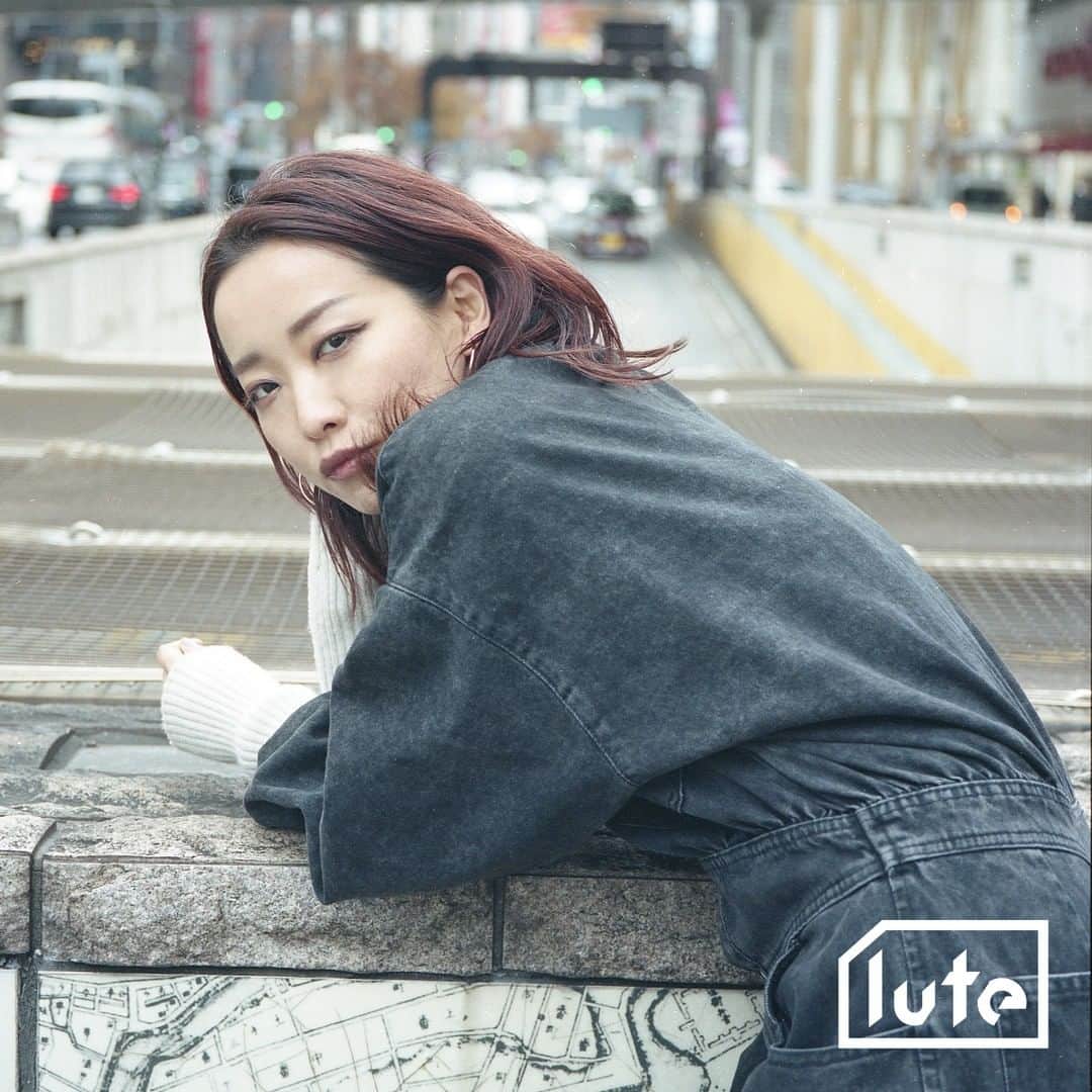 lute / ルーテのインスタグラム：「【#lute "IN TOWN"】音楽動画メディア「lute」によるインタビュー企画「IN TOWN」✍️アーティストやクリエイターのインサイドをストリートから配信📷  Interview with 黒田秋子 (@akikokroda) Occupation : Singer from @rammells_jpn  Q. 最近どんな音楽を聞いてる？ A. Beabadoobee、BLANKEY JET CITY、Fiona Apple、ゆらゆら帝国、Charlotte is Mine、Gateballers、Cat Power  Q. あなたにとって最高の一曲は？ A. 世界はそれを愛と呼ぶんだぜ  Q. お気に入りのライブハウス、クラブはある？ A. 心斎橋JANUS  Q. おすすめのYouTubeチャンネルは？ A. サイボーグAD飯岡チャンネル  Q. クリエイティビティの源は？ A. ワクワクする  Photography: @keigosugiyama_   #lutemedia #luteintown #streetsnap #streetstyle #streetculture #streetscene #streetjapan #music #creator #interview #ルーテ #ストリートスナップ #インタビュー #音楽 #音楽のある生活 #音楽好きな人と繋がりたい」