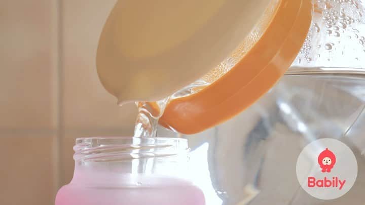 Babily[ベイビリー]-育児が楽しくなる動画サービスのインスタグラム：「.﻿ 【ベビーグッズ】﻿ 調乳のたびに湯沸かし不要！保温ポッド﻿ ﻿ ミルク作りを時短したいパパ・ママにおすすめ！﻿ 大変なミルク作りを快適にしてくれる便利グッズの再投稿です🌟﻿ ﻿ 沸騰したお湯を入れることで70°Cに保温してくれます。調乳の度にお湯を沸かす必要がなく、すぐにミルク作りができます🙌﻿ ﻿ お湯を少しずつ注げる注ぎ口は、哺乳瓶への移し替えもしやすいですよ〜♪﻿ ﻿ 電子レンジを使って手軽にお湯が沸かせたりと、大変なミルク作りを快適にしてくれる便利な機能が豊富です✨﻿ ﻿ 育児時短グッズの参考にしてみてくださいね♪﻿ ﻿ 【Point】﻿ ※沸騰したお湯をすぐに準備可能♪﻿ ﻿ 【注意】﻿ ⚠️沸騰したお湯を70°Cで保温するための製品であり、水を沸騰させるような機能はついていません。﻿ ﻿ 【商品名】﻿ 「調乳じょ〜ず70 HW」﻿ ﻿ 【メーカー】﻿ 「Combi（コンビ）」﻿ ﻿ 【対象月齢】﻿ ※０ヶ月〜﻿ ﻿ 【価格】﻿ ￥5,900 (+税)﻿ ﻿ 【URL】﻿ https://www.combi.co.jp/products/nurse/jozu_70/﻿ ﻿ ————————————﻿ 子育てに関わるすべての人を笑顔に。﻿ 管理栄養士監修の離乳食レシピや、手作りグッズの作り方など育児ノウハウを配信しています。﻿ ————————————﻿ ﻿ #新米ママ #新米パパ #新米パパママ #男の子ママ #女の子ママ #育児 #育児グッズ #幼児グッズ #育児便利品 #ベビーグッズ #ベビーグッズ準備 #べビー用品 #育児ママ #育児パパ #子育て #赤ちゃん #babily #babilyjp #ベイビリー #子供のいる生活 #赤ちゃんのいる生活 #子供のいる暮らし #赤ちゃんのいる暮らし #出産準備 #調乳 #調乳ポット #調乳用ボトル #保温ポット」