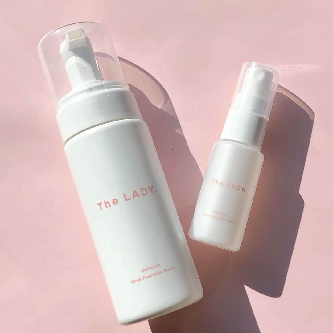 のインスタグラム：「. 【The LADY.】から、「第二の顔」とも言われるデリケートゾーンのケアアイテムが登場✨ベルサイユのバラの美容成分をふんだんに配合したアイテムが、デリケートゾーンを清潔に保ち、潤いとハリで満たしてくれます🌹  ━━━━━━━━━━━━━━━━━━━━ ◆The LADY. デリケート ローズプラセンタ ウォッシュ 150g ¥2500（税別） ━━━━━━━━━━━━━━━━━━━━ 顔や体の肌とは異なるデリケートゾーンのpHを保ちながら、匂いや汚れを優しく洗い流すデリケートゾーン専用の弱酸性ソープ。プッシュするとふわふわの泡で出てくるので、泡立てる必要がないのも嬉しい！シンプルで可愛いパケも🙆‍♀️  ━━━━━━━━━━━━━━━━━━━━ ◆The LADY. デリケート ローズプラセンタ セラム 30g ¥3980（税別） ━━━━━━━━━━━━━━━━━━━━ 1日数回直接吹きつけて、いつでも保湿＆リフレッシュできるデリケートゾーン専用の美容液。ローズのエッセンスが乾燥や硬さにアプローチして、弾力のあるしなやかな肌に導きます。フレッシュなローズの香りに癒されること間違いなし✨  2021年3月28日より発売 ※Biople by CosmeKitchen全国店舗 2020年11月12日より先行発売中  #TheLADY #ザレディ #デリケートゾーンケア #デリケートゾーン #ボディケア #フェムテック #新作コスメ #マキア #マキアオンライン #MAQUIA #MAQUIAONLINE WEB編集M」