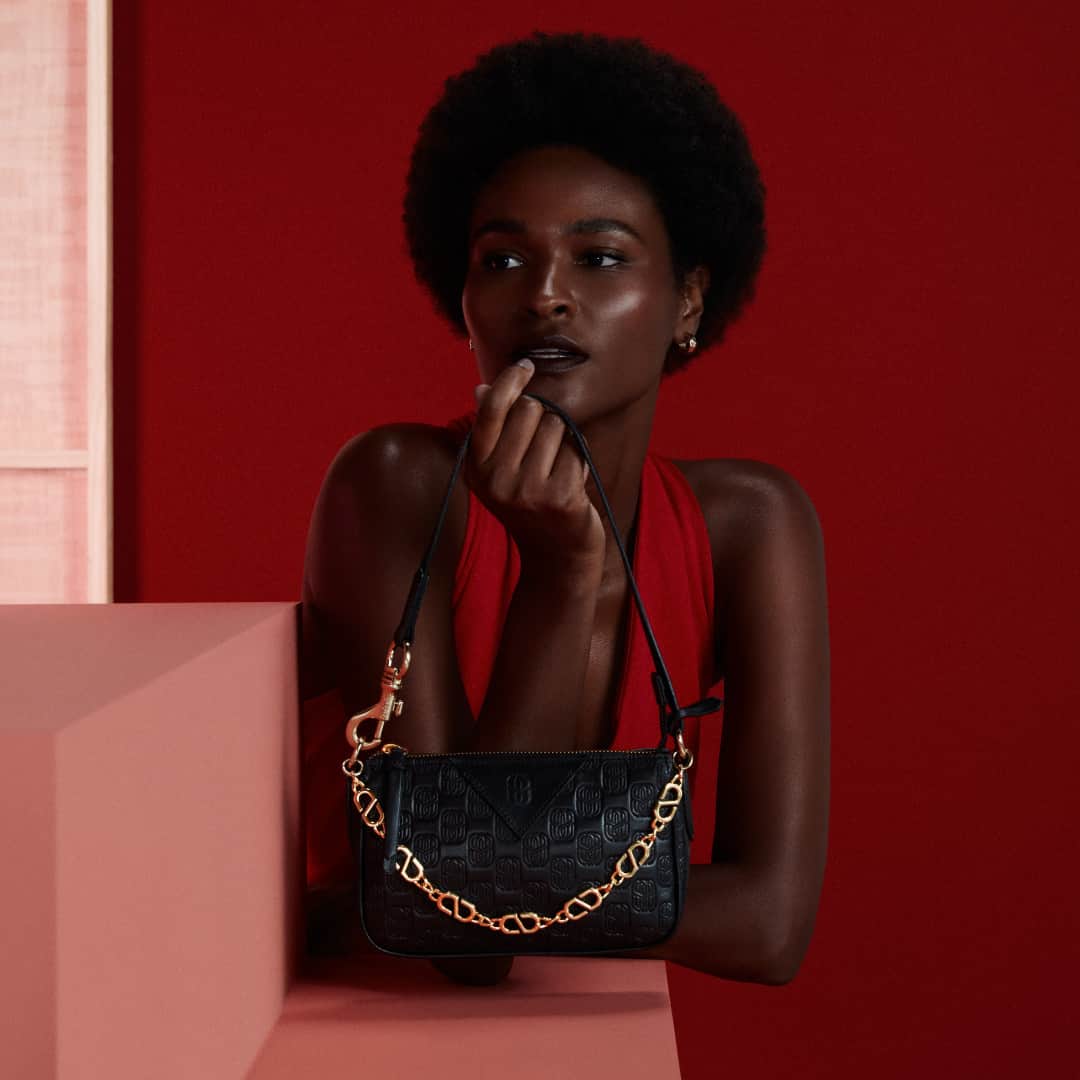 Schutzのインスタグラム：「NEW MUST HAVE - OUR SCHUTZ EMBLEM HANDBAGS ❤️ #schutzemblem」
