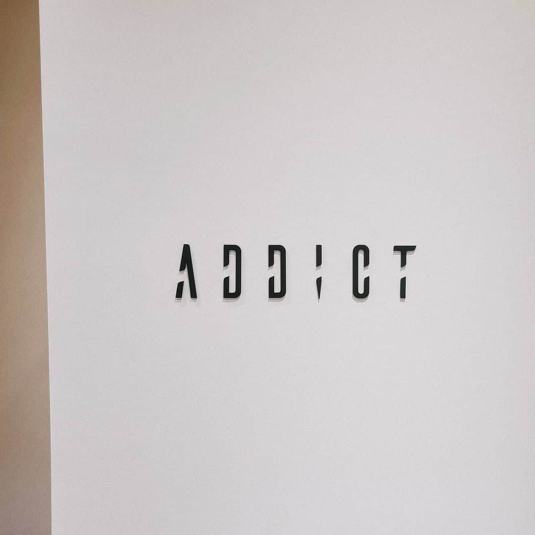 Lisaのインスタグラム：「. 昨年になってしまいますが、 お肌ケアにADDICTsakaeさんに行ってきました🙋🏼‍♀️🙋🏼‍♀️ . 私も使ってるV3ファンデーションに 搭載された“HARI”専門店 公式直営サロン第一号のお店🥰 . 肌質改善や肌整形とも呼ばれてる サロンケアをしてもらいました🙆🏼‍♀️ 通常¥30,500のサロンケアが初回は¥11,000-になるそうです🙆🏼‍♀️🙆🏼‍♀️ その場しのぎではなく肌の内側から改善することができる最新美容サロンさん🥳 . 初回体験は1週間後のアフターケア、ホームケア もついててその後の肌ケアも家で しっかり出来ました！ . ハーブピーリングみたいな感じで 針を肌に入れていくんだけど 痛みはそんなにわかんなかった🤔 終わったあと次の日くらいから 少し皮むけするんだけど それが終わるとツルッツルのお肌に  なります🙋🏼‍♀️🙋🏼‍♀️ . 今ほんとに肌調子すごく良くて 最高です💓💓 またお願いします💓  ご予約は@addictsakae さんまで。 DMからでも予約できそうです🥰 肌が綺麗だとほんとに気分も上がる💓 #VOS水光肌トリートメント #VOSトリートメント#美肌ケア #addictsakae#美肌#スキンケア #アディクトサカエ#VOSサロンケア#イノスピキュール#hari美容 #名古屋エステ#栄エステ」