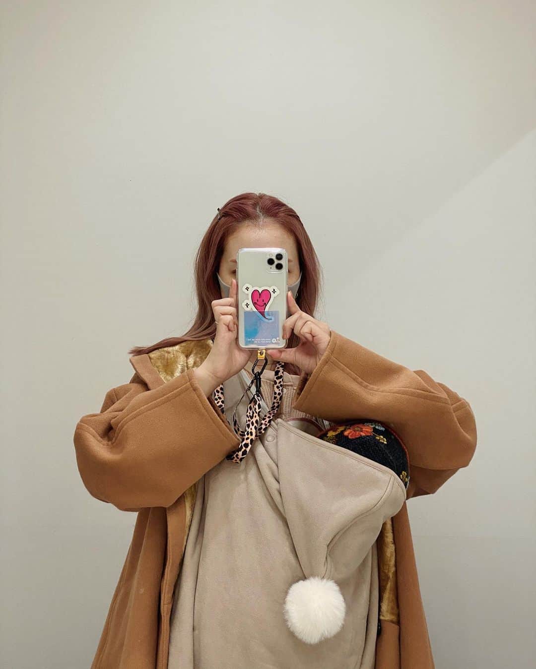 目見田早弥子のインスタグラム：「🌷. スマホのストラップどこのですか？って たくさんDMいただいたので投稿にてシェアします📄 私が使っているのは @highloop_phonestrap_jp のもの。 家の中ですぐにスマホを見失うし (👨🏼にずっと「首から下げときなよ」って言われてた) 出先でパッと取り出してパッとしまいたくて 前々からストラップがつけられるものを探して探して探して.. やっとのことで、これ！と思うものに出会い購入しました📦 (ちなみにPRじゃないです、自分で探しました!🏷) ⠀ こちら、スマホケース(今使っているものでok) とスマホの間にループのついたシートを 挟むだけで使えるんですよね、かなり画期的。 シートは私はオーロラにしましたが クリアなものもあるみたいです❕ ストラップはレオパードにしました🐆 デザインも使い心地もとっても気に入ってます👌🏻☁️ 家の中で家事してても下げとけて邪魔にならないし ポケットのないお洋服でも大丈夫だし 出先で子供たち抱っこしてても扱いやすいし大満足❕🤍 ⠀ #ハイループランヤード#ハイループオンタグ#ハイループフォンストラップ」