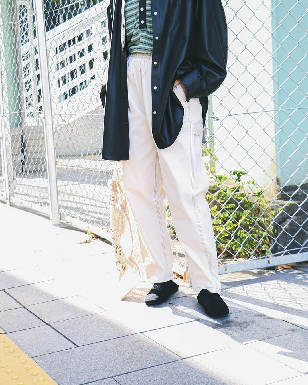 のインスタグラム：「﻿ ﻿ 【 SMITH’S AMERICAN loafer pants 】﻿ ﻿ 老舗ワークブランドSMITH'S AMERICANのアイコン的商品であるペインターパンツをプルオンパンツにアレンジした一着。﻿ ポケットデザインやサイドのハンマーループはそのままになっていて、すっきりしたシルエットです。﻿ ウエストがゴムになっているので着脱が楽ちん。﻿ ﻿ SIZE :  34 , 36﻿ COL : green , gray﻿ ¥ 8,000+tax ﻿ ﻿ ﻿ ---------------------------------------------------﻿ ﻿ 【SHOP LIST】﻿ ﻿ JOINT WORKS SHINJUKU﻿ 035-363-7572﻿ ﻿ JOINT WORKS MARK IS MINATOMIRAI﻿ 045-640-0177﻿ ﻿ JOINT WORKS LALA PPORT TOKYO-BAY﻿ 047-421-7101﻿ ﻿ ﻿ ﻿ #jointworks ﻿ #baycrews﻿ #2021ss﻿ #newitem ﻿ #newarrivals﻿  #mensfashion﻿  #ladysfashion﻿ #smithsamerican﻿ #loaferpants﻿ ﻿」