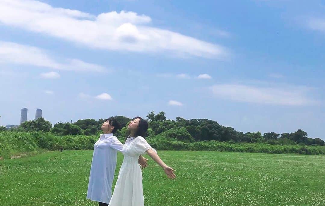 吉岡結紀のインスタグラム：「✐☡ ・ 去年の7月から放送されてて私が出演している "株式会社ブレス"さんのCMが今年も放送中です🍃🤍 たくさんの方に観てもらえると嬉しいなぁ📺✨ 2枚目は優雅にスタンバイ中の私たち。笑 ・ #株式会社ブレス #CM #テレビ」