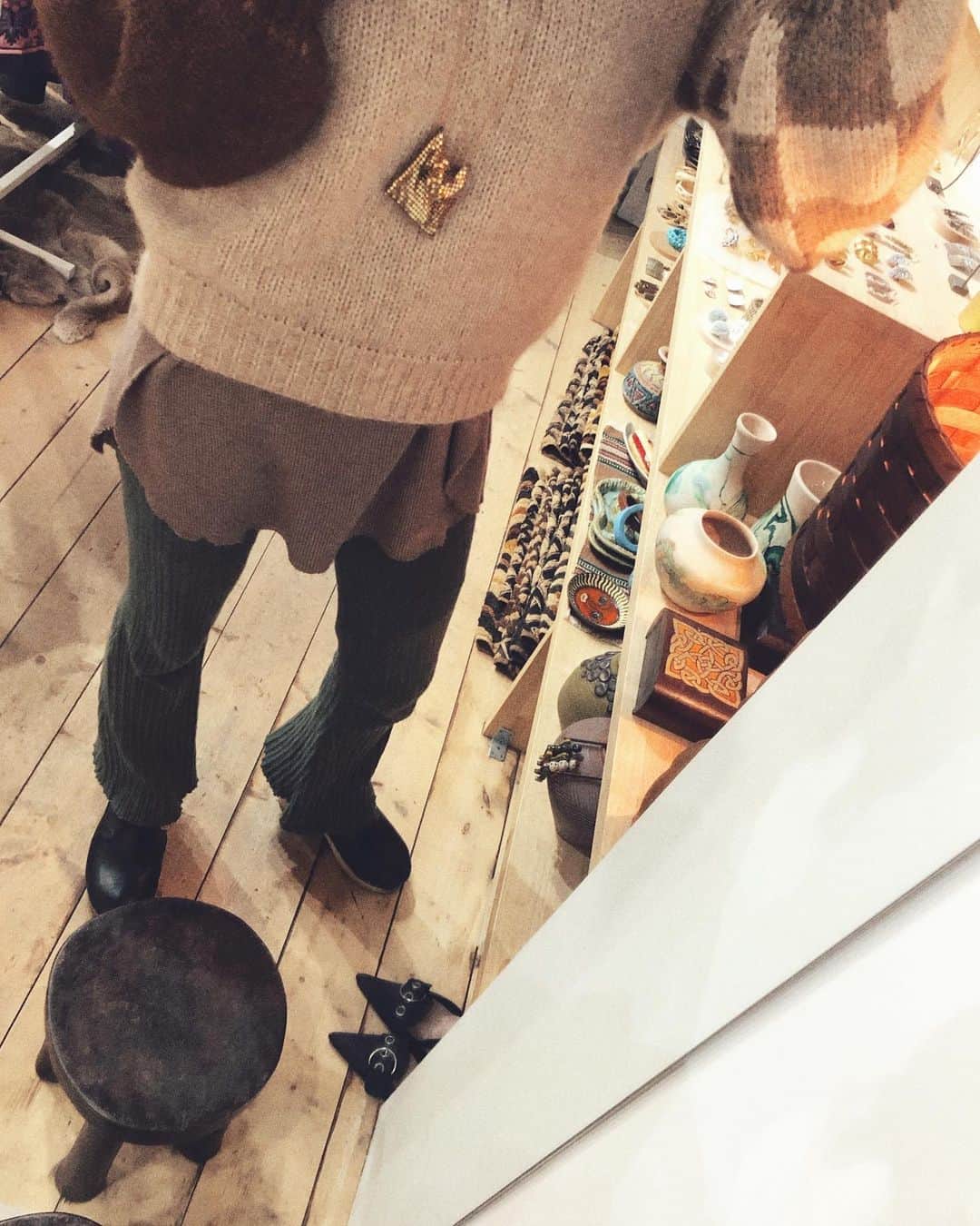 のインスタグラム：「こんなネックレスとか 早くつけたいな〜☺️ 古着屋さんにて○ #大人カジュアル  #ママファッション #ママコーデ #ボブヘア #赤ちゃんのいる生活 #男の子ママ #女の子ママ #子供のいる暮らし #インテリア #ブリーチヘア  #二ットコーデ  #古着 #カジュアルコーデ」