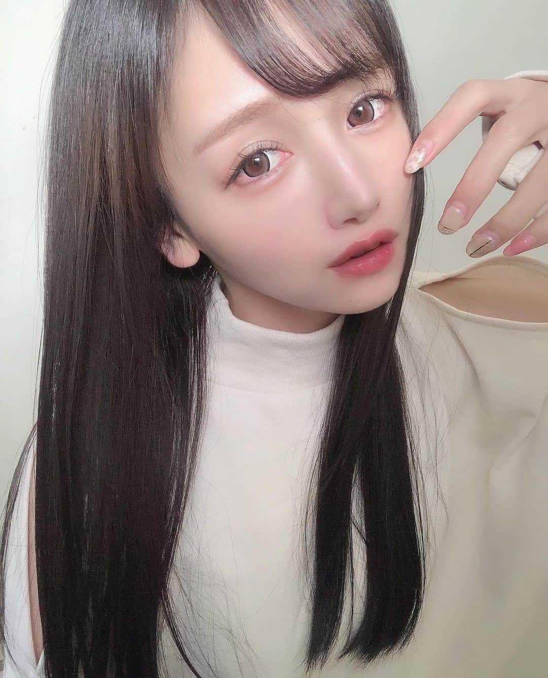 yuu__aaaのインスタグラム：「. . 髪染めた☺︎ . 透明感すごいダークシルバー❤︎！！ . . #アッシュ#hairstyle #haircolor #髪色#ヘアースタイル #メイク#カラコン#リップ#ootd」