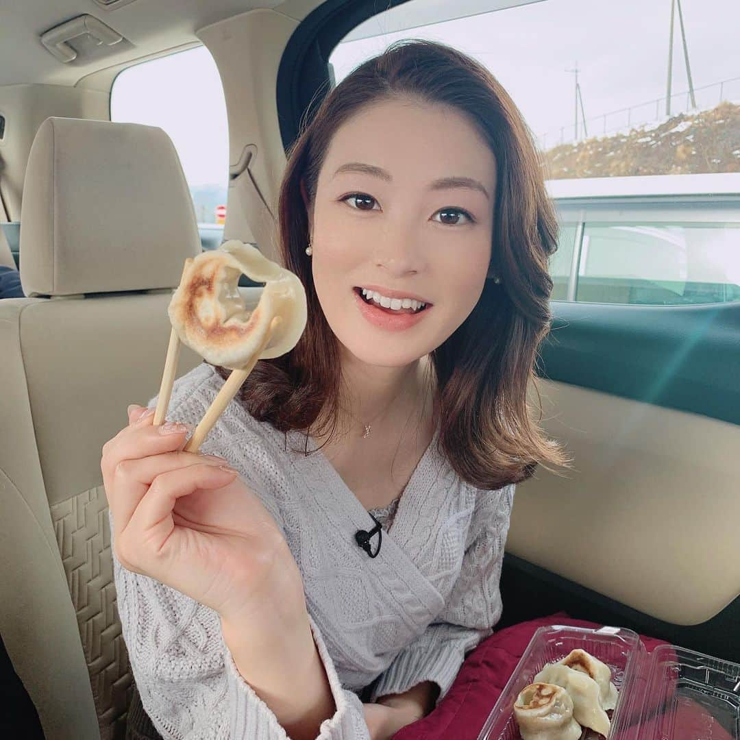 小宮山瑞季さんのインスタグラム写真 - (小宮山瑞季Instagram)「くるっとまーるい形の餃子。 その名も、てまり餃子🥟❤ 一口で食べるのがおすすめということで、一口で頬張ると、 中から肉汁がジュワーっと出てきて、 とってもおいしかったです☺️🍀✨ 安曇野市にあるテイクアウト専門の餃子やさんで、 頂きました☺️💓  今週のこれダネッ！は皮で具を包んだ、 包ものグルメをご紹介します！  ※サービスエリアで駐車し、その中で食べています。 換気、消毒を行い、飲食しています。  #土曜はこれダネッ #てまり #手毬餃子 #餃子 #ギョーザ #gyoza #テイクアウト #専門 #安曇野市 #azumino #形がかわいい #車内は #ニンニクの香り #ニンニク大好き #リニューアルオープン #オープン前のお店 #点心 #包もの #長野放送 #アナウンサー #小宮山瑞季」1月26日 21時23分 - komiyama_mizuki