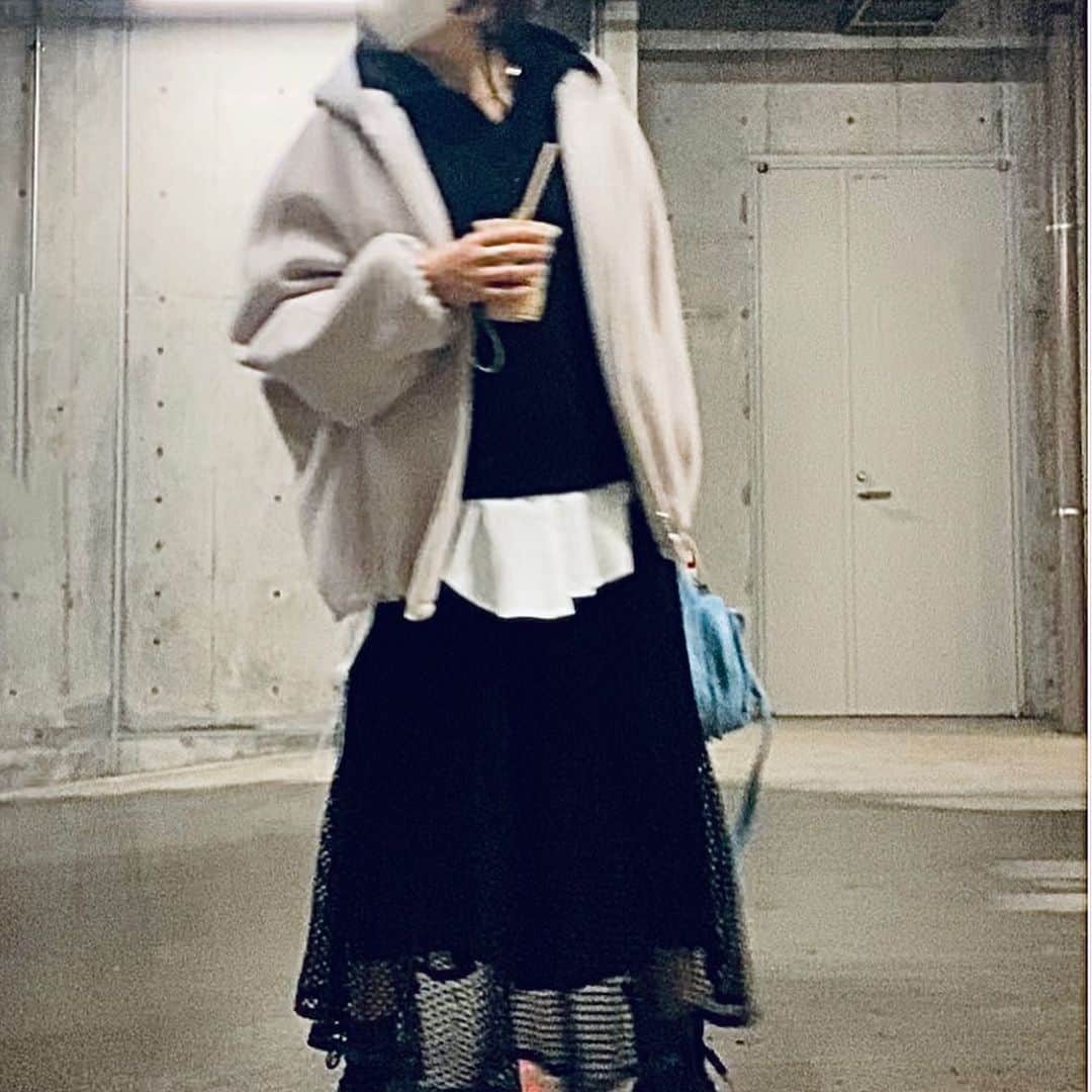 トリイクニコさんのインスタグラム写真 - (トリイクニコInstagram)「褒められスカート♡ このスカート仕事場ですごい褒めてもらえる😂🙏🏻 うれしーね！w  シャツのインナーとアウターだけ 今季買った物で 他は前のやーつ。 ネイビーのtopsは２年前に韓国で買ったもの。  マーチンって何にでも合うし 飽きずに履けるしホント好き♡  2枚目3枚目に🏷付けました⭕️」1月26日 21時16分 - toriicamera