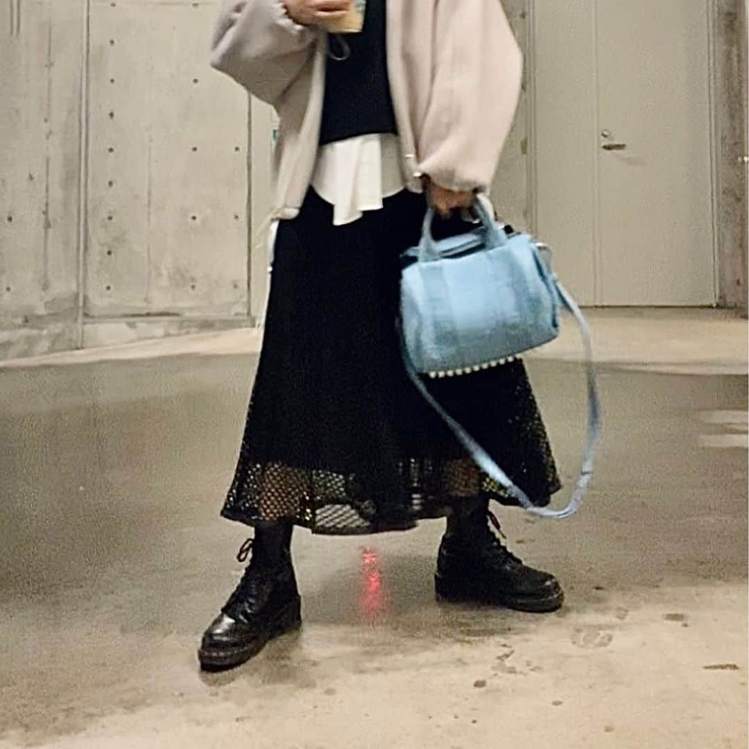 トリイクニコのインスタグラム：「褒められスカート♡ このスカート仕事場ですごい褒めてもらえる😂🙏🏻 うれしーね！w  シャツのインナーとアウターだけ 今季買った物で 他は前のやーつ。 ネイビーのtopsは２年前に韓国で買ったもの。  マーチンって何にでも合うし 飽きずに履けるしホント好き♡  2枚目3枚目に🏷付けました⭕️」