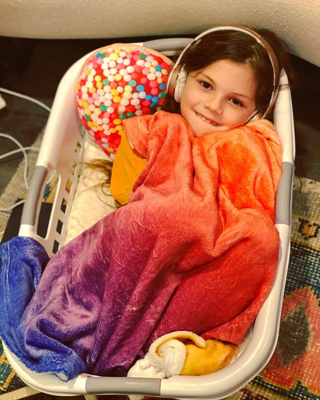 ビジー・フィリップスさんのインスタグラム写真 - (ビジー・フィリップスInstagram)「Cricket has decided that our big laundry basket is the best place to cuddle up and watch her iPad and honestly, if I could fit, I’d probs crawl into a laundry basket and cuddle up too. 💜」1月26日 21時18分 - busyphilipps