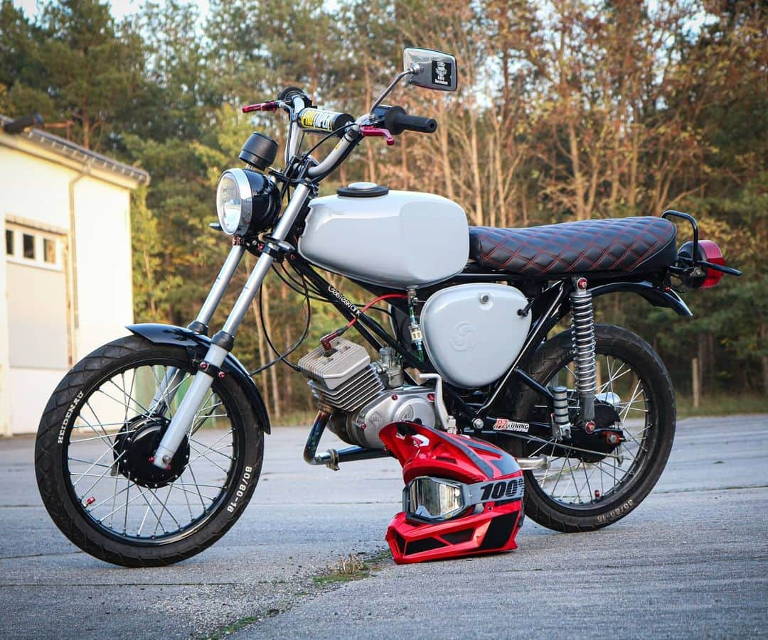 ロバート・バウアーのインスタグラム：「Die Letzten Bilder aus dem alten Jahr ⚠️  #simson #grau #simsontuning #simsonsuhl #simsons #dorfleben #canon #dorfkind #kleineausfahrt #s51 #s50 #nature #herbst #outdoor #deutschland #schönheit #wunderschön」