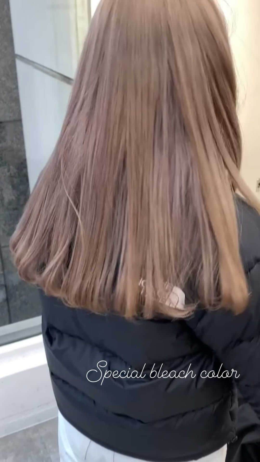 のインスタグラム：「スペシャルハイライトブリーチカラー🌈 シアーグレーベージュ 💘 切りっぱなし✂️  全体ブリーチ2回とハイライトが入ってます❣️ ( ２〜3回に分けて作っていくのがオススメです)  💛#nakanishi_color﻿ 💛#nakanishi_hair﻿ 💛#nakanishi_set﻿ ﻿ ﻿ 🪐 得意ジャンル ﻿ #お洒落モテヘア #外国人ヘア #カジュアルヘア #ガーリーヘア﻿ ﻿ ✂️ 得意なスキル ﻿ ✔️#ブリーチ やハイライトで作る #外国人カラー﻿ ✔️ナチュラルトーンアップ #極細ハイライトカラー﻿ ✔️染めたてから色落ちまで計算した #透明感カラー﻿ ✔️ストレートでもキマる #切りっぱなしカット﻿ ✔️自分でも巻きやすい #ふわふわレイヤーカット﻿ ﻿ 🎈﻿ お客様のなりたいイメージを引き出して、﻿ ファッション、雰囲気に合わせた似合せヘアを。﻿ ライフスタイル、美容室周期に合わせて、ヘアを提案します。﻿ ﻿ 全て1人で施術し、丁寧かつスピーディーに。﻿ 半個室の空間でマンツーマンで担当致します🌿﻿ 初めての方もお気軽にどうぞ ✂︎﻿ ﻿ ✂️EMANON share salon 📍東京 (新宿駅南口徒歩2分)﻿ ✂️EMANON share salon 📍福岡 (天神駅徒歩1分 ※2ヶ月に一回出張)﻿ ﻿ ご予約はInstagramトップのURL、﻿ 予約専用LINEからのみになります💌﻿ ﻿ 予約の空き状況をご確認の上ご連絡いただけると﻿ 予約のご案内がスムーズです🪐  #nakanishi_color#お洒落モテヘア#ロングヘア#ブリーチカラー#ハイライトカラー#切りっぱなしヘア#ふわふわレイヤーカット#ミルクティーベージュ#東京#東京美容室#新宿#新宿美容室#透けるグレー#ゆるまき#モテ髪#ミニボブ#コテ巻き#ヘアカタログ#お洒落カラー#外国人ヘア#透明感カラー#イルミナカラー」