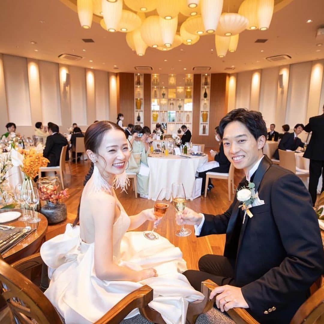 のインスタグラム：「~ゲストとゆっくり過ごす披露宴を作るコーディネートの工夫❤︎~  ご親族様だけを呼んでアットホームなご披露宴をされた 先輩花嫁さま @tg__wd さま✴︎  ゲストとゆっくりと過ごす工夫として、 メインテーブルを置かずに椅子だけご用意されました。  メインテーブルを置かないと、 お写真を撮った時もドレスの全身が写り、 カジュアルでアットホームな印象になるんです✨  センス抜群のおふたりは空間が寂しくならないよう 椅子の横にテーブルを置いて生花で華やかにコーディネートし、とても素敵な空間でした✴︎  ぜひ参考にされてみてくださいね！  会場⇨アートグレイスウエディングスクエア @strings_nagoya_wedding   ＝＝＝＝＝＝＝＝＝＝＝＝＝＝＝＝＝＝＝＝＝＝  \ウェディングフォト募集中❤️/ @bestbridal.jp をフォローして、 お写真の投稿をお待ちしております！ . 当アカウントでリグラムOKなベストブライダルの卒花嫁orプレ花嫁の皆様は、#ベストブライダル花嫁 もしくは #BB花嫁 のハッシュタグをつけて投稿をお願いします💕  ※BB花嫁に投稿があったお写真をリグラムする際は、 個別にご連絡は行っておりません。予めご了承ください  \ブライダルフェアの予約について💐/ アカウントプロフィールのURL先、 各会場のHPもしくはDMよりご予約を承っております。 どんな式場が自分に合うかわからない、結婚式をするか迷っている...など些細なご質問でもお気軽にDMにてご相談くださいね。  \💗たくさんの、LOVEを届けよう/ 私たちのブランドスローガンは #たくさんのLOVEを届けよう 💕  お客様との出会いは一生における 祝福の瞬間を祝う始まりです。  私たちはお客様とおふたりの人生を、 祝福し続ける存在でありたいと考えています🕊  ベストブライダルは、世の中で1番、 たくさんのLOVEが届く瞬間をお祝いする企業を目指します♡」