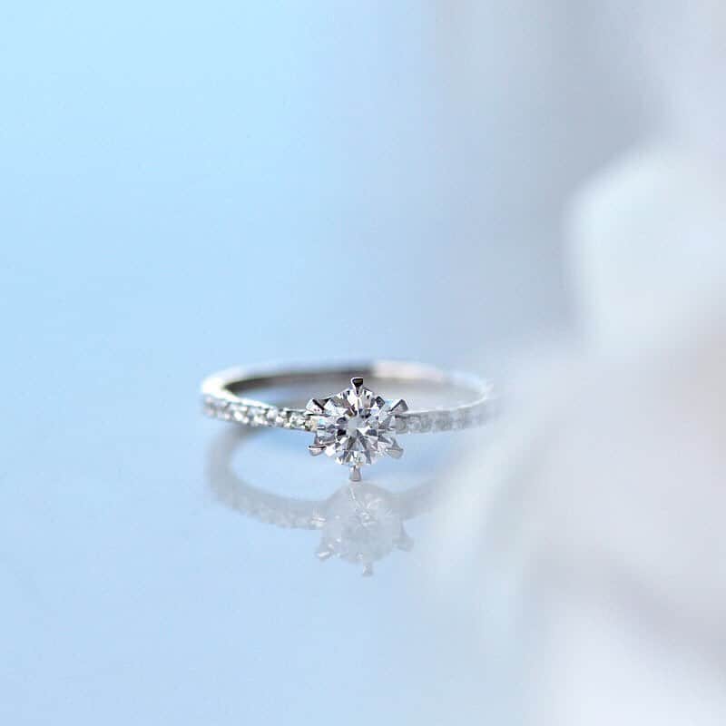 SIENAさんのインスタグラム写真 - (SIENAInstagram)「HARUKA 遥か  0.4ctのセンターダイヤと華奢なアームのバランスが絶妙なエンゲージリング。 いつの時代にも愛される定番デザインです。  シンプルにダイヤのワントップネックレスとあわせても素敵です。  #シエナロゼ #sienarose#マリッジリング #エンゲージリング#ロゼチナ#リング #プラチナリング#指輪#結婚指輪 #結婚指輪探し #婚約指輪#結婚式 #2021春婚#カップル #結婚 #プレ花嫁#シンプル #シンプルライフ #シンプルコーデ」1月26日 21時20分 - sienarose_official