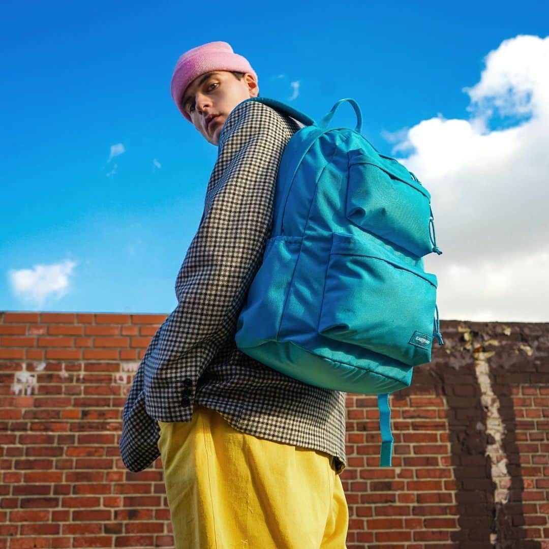 イーストパックのインスタグラム：「Our classic backpack gets a Double Casual update, as styled by @dapperalien. This fully-functional design features a built-in laptop case and a bottle holder #builttoresist #eastpak #ss21 #streetstyle #newseason」