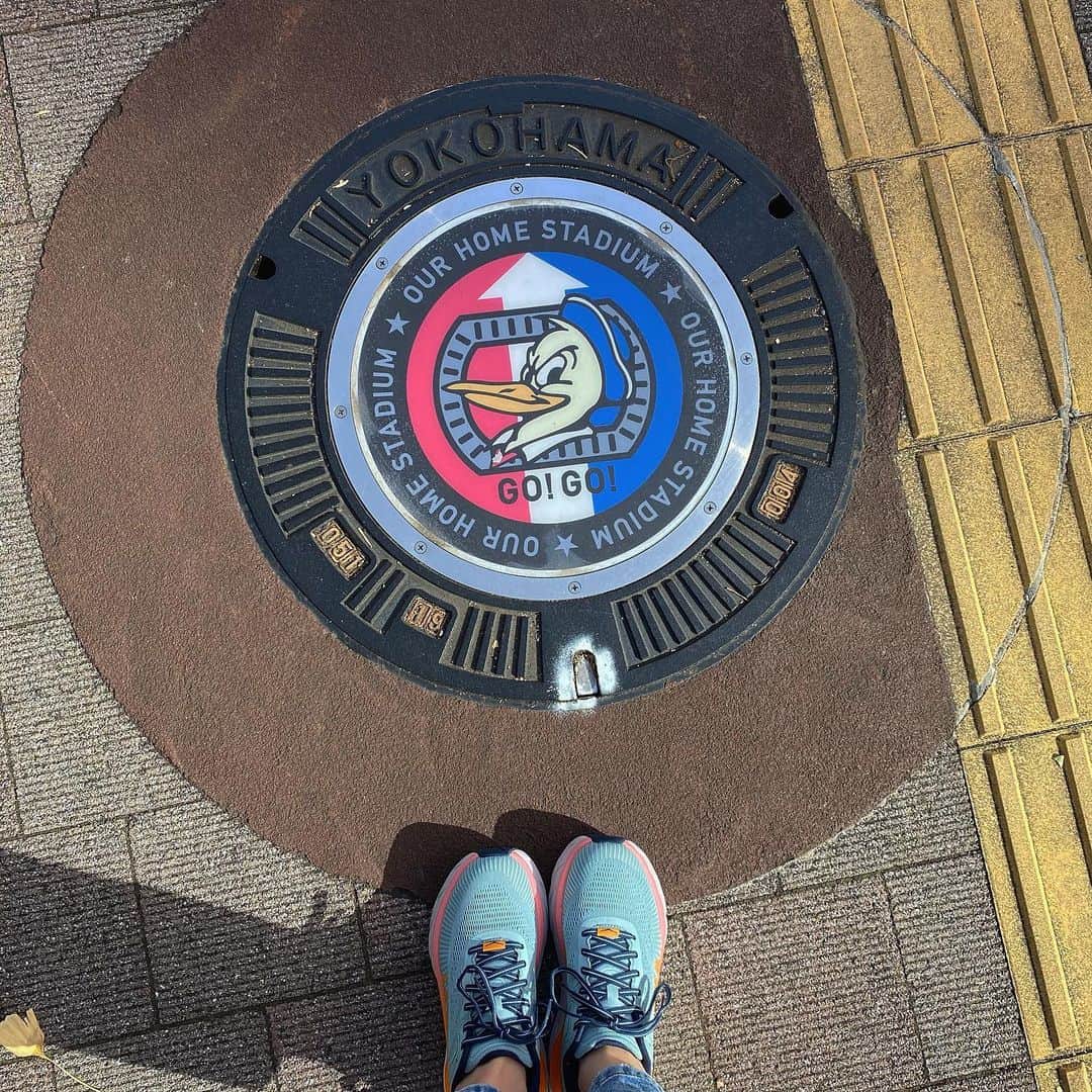 加藤早和子のインスタグラム：「❤︎ 寒がりなので血行を良くするため… 最近ウォーキングを始めました✌︎  そこで、横浜・F・マリノスの本拠地でもある 日産スタジアム近辺を歩いていたところ…  見つけてしまいましたこのマンホール💡  横浜市のマンホールカードになっている マンホール蓋です😌  📍マンホールカードとは 総発行枚数は約610万枚・717種類にものぼっていて、 下水道への興味や関心を深めて貰うべく、 全国の地方公共団体と一緒に発行しているもの  これは12月に開催された ミス日本第3期勉強会の講義で学んだ事だったので 思わずパシャリと写真を撮ってしまいました☺️  . . #ミス日本 #ミス日本コンテスト #ファイナリスト #ミス日本2021 #2021ミス日本ファイナリスト #ミスコン #下水道 #水道 #水の日 #マンホール #国土交通省 #青山学院大学 #女子大生 #いいね返し #missjapan #misscon #instalike」