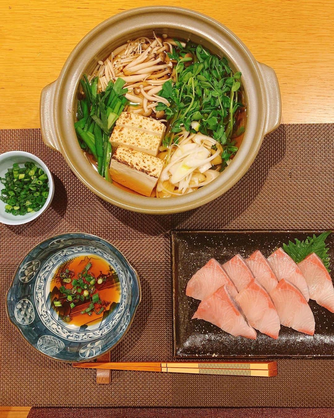 下川みくにのインスタグラム：「今日は ブリしゃぶが 突然食べたくなったよ  魚は毎日食べなきゃなーと 心の中では言ってますが 魚の気分の時じゃない時もあるよね.  しめじとえのきと豆腐も 冷蔵庫で眠っていたので  全部ドーン。  いただきます  お鍋って楽ちんだ  #夕食#ぶり#ぶりしゃぶ#魚#鍋 #豆苗#大好き#健康第一#楽ちん #おうちごはん#おうち料理 #mikuni飯」