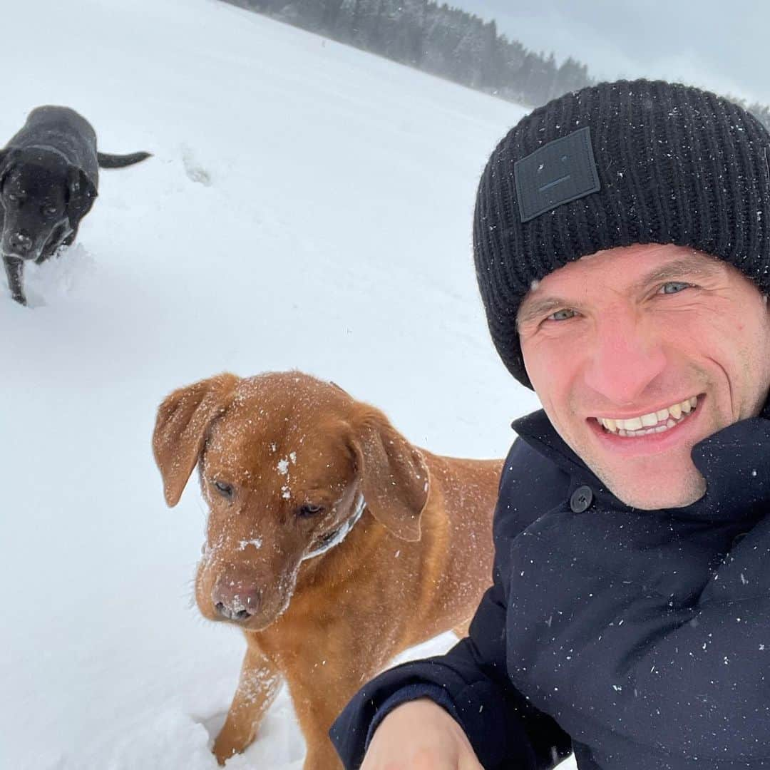 トーマス・ミュラーさんのインスタグラム写真 - (トーマス・ミュラーInstagram)「Le chef cuisinier 👨‍🍳 @esmuellert is ready to prepare a nice winter dinner today. ❄️ 😋 enjoy and get inspired.  #gesundessen #doityourself #zutatenspüren #riechen #schmecken #gemüse #denhundenmachtderschneerichtigspass #snowfun #nature」1月26日 21時26分 - esmuellert