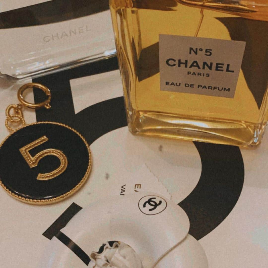 タリアナ・バルガスさんのインスタグラム写真 - (タリアナ・バルガスInstagram)「Celebró los 100 años de Chanel N5 con 5 pasos que nos llevarán al show #CHANELHauteCouture en pocos minutos 2 pm Paris! Nos inspiramos juntos? #chanelfragance @chanelofficial」1月26日 21時27分 - talianav