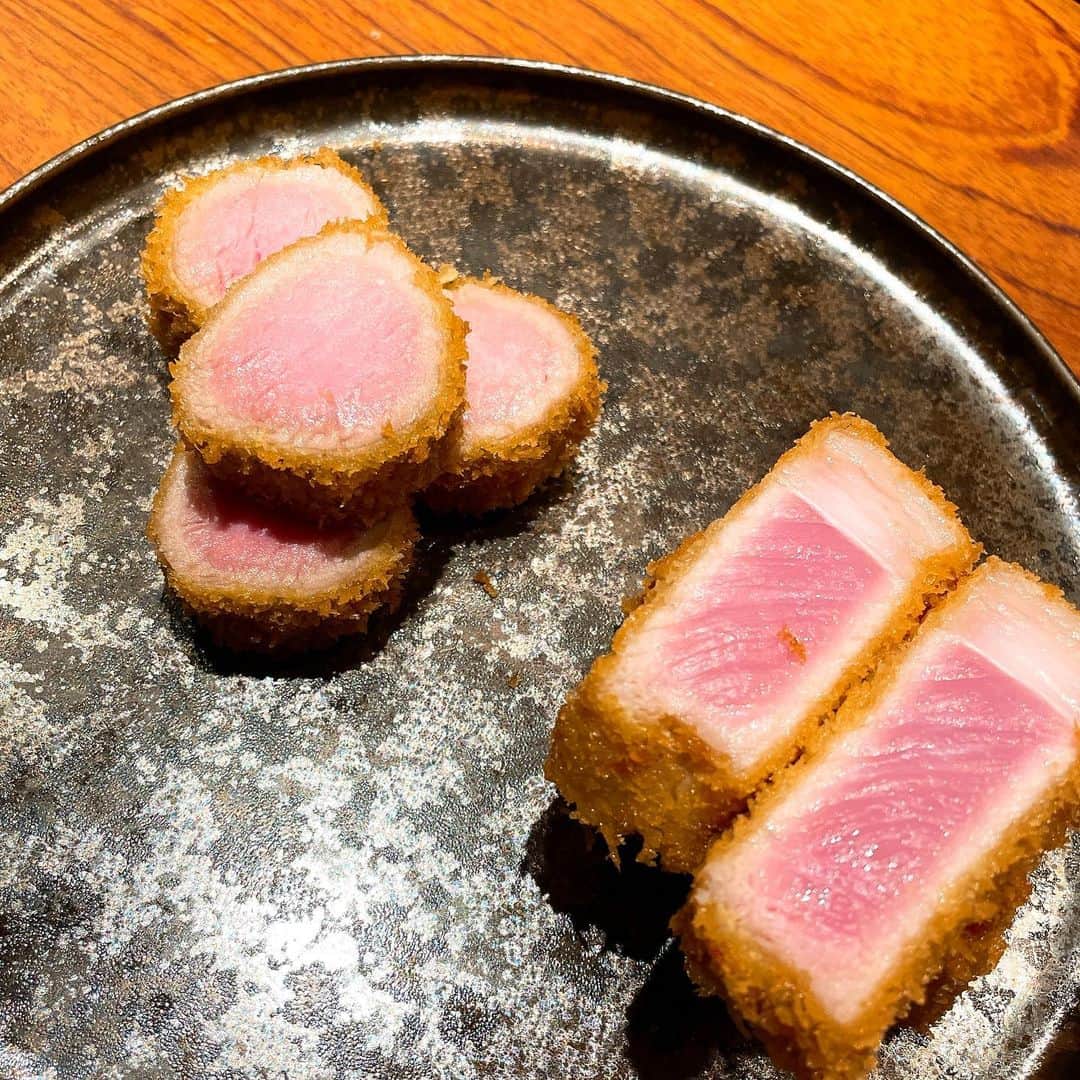 佐野恭平のインスタグラム：「どうしてもこの豚肉の鮮やかさを残しておきたくて…。こんなにピンクなとんかつ初めて食べました。 #とんかつ #つかんと」