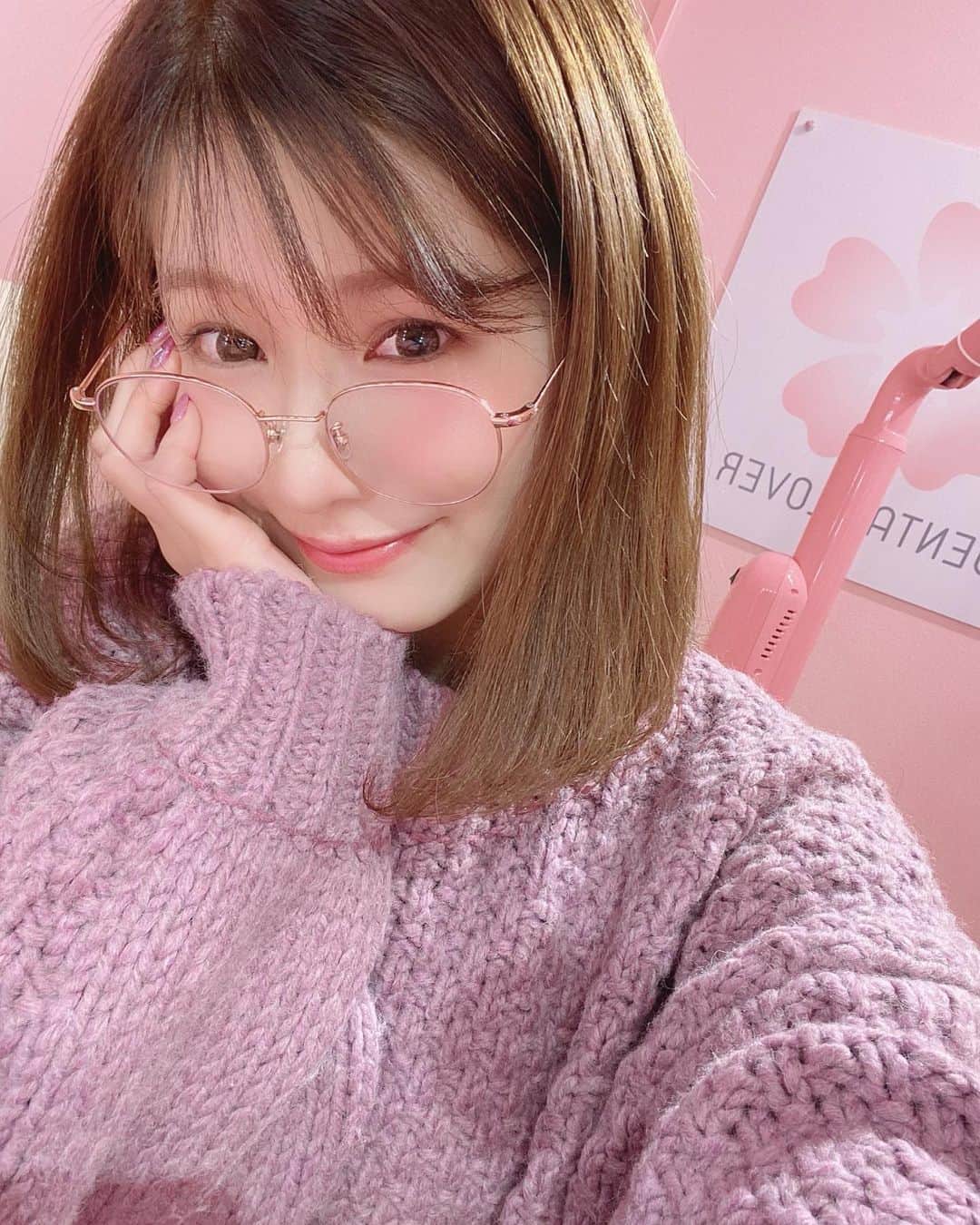 谷川愛梨のインスタグラム：「: 歯をきれいきれいしてきました🦷✨ 一回でちゃんと効果が出てくれるから嬉しいね🍑  でも、頻繁に通えないから セルフホワイトニングを始める事にした✌︎✌︎ 今話題になってマシーンを購入💰 毎日継続するの苦手だけど 頑張って続けるぞ〜ᕦ(ò_óˇ)ᕤ 大事なお仕事もあるから これで更にピカピカになってくれたらいいなぁ✨  お🆕の👀⇨milkcocoa☕︎  #superwhitelv #whitening #ホワイトニング #lanicon #カラコン」