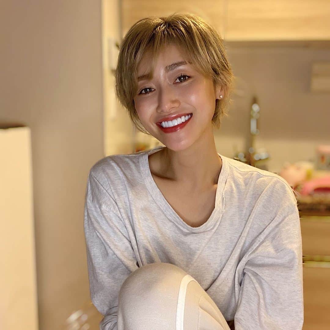 のインスタグラム：「ゲリライブにお付き合いいただきありがとうございました😊 ひとりで酔っ払いなので、ねます😝おやすみ❤️」