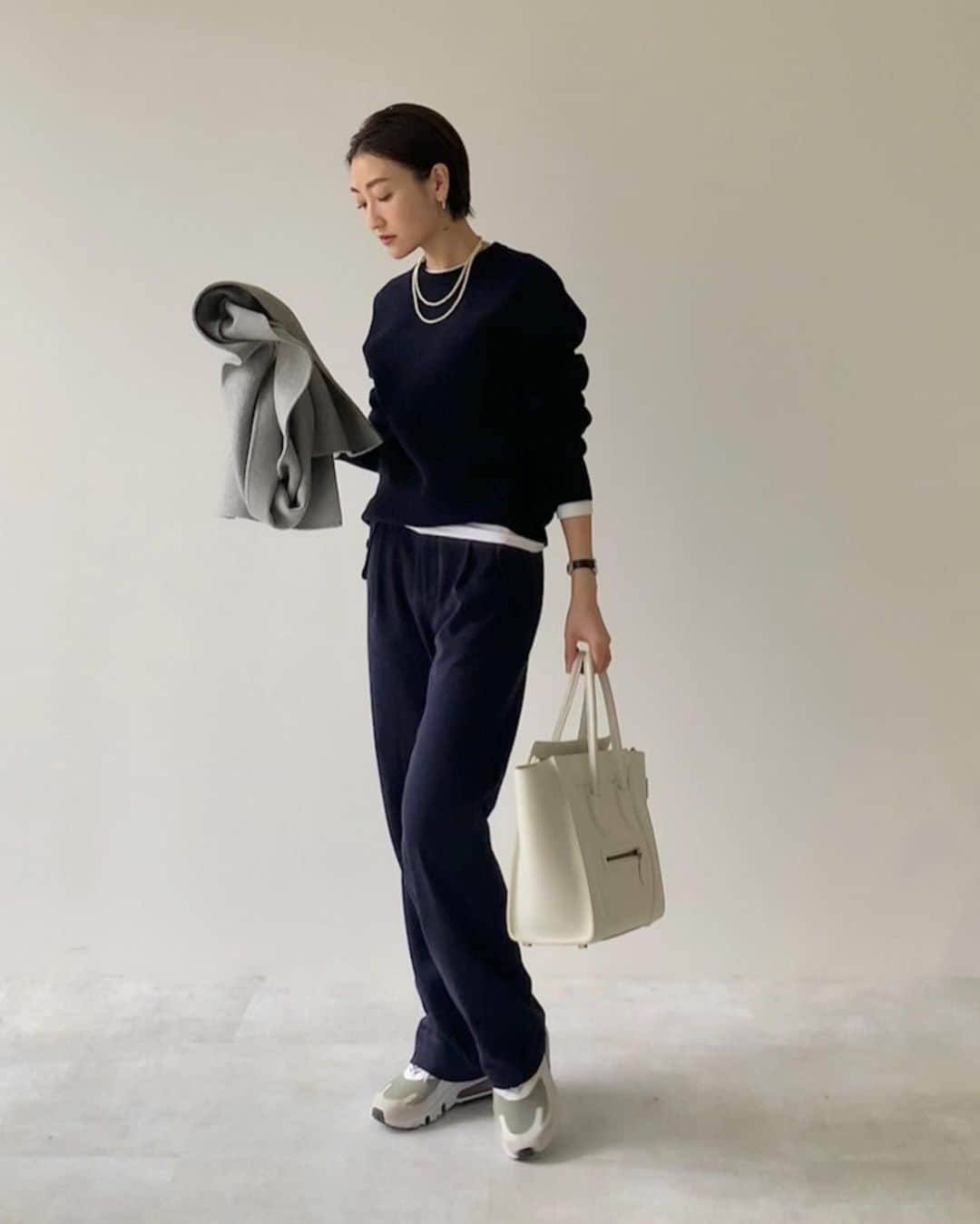 金子麻貴さんのインスタグラム写真 - (金子麻貴Instagram)「シルバーアクセと @uniqlo のメンズニットでカジュアルコーデ。ちょうど良い肉厚感のある生地なのにサラッとしてて着やすい🤍  久しぶりにヘアアイロンで首ヤケド。短いと危険ですよね😣  #fashion#uniqlo#regleam#celine#nike#ronherman#ナバホパール#ユニクロ#シンプルコーデ#スニーカー#スニーカーコーデ#アクセサリー」1月26日 21時39分 - mtmmaki