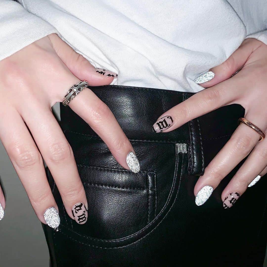 原涼香のインスタグラム：「𝙣𝙚𝙬 𝙥𝙖𝙣𝙩𝙨 × 𝙣𝙚𝙬 𝙣𝙖𝙞𝙡 🦋🖤 ちょーおきにいり」