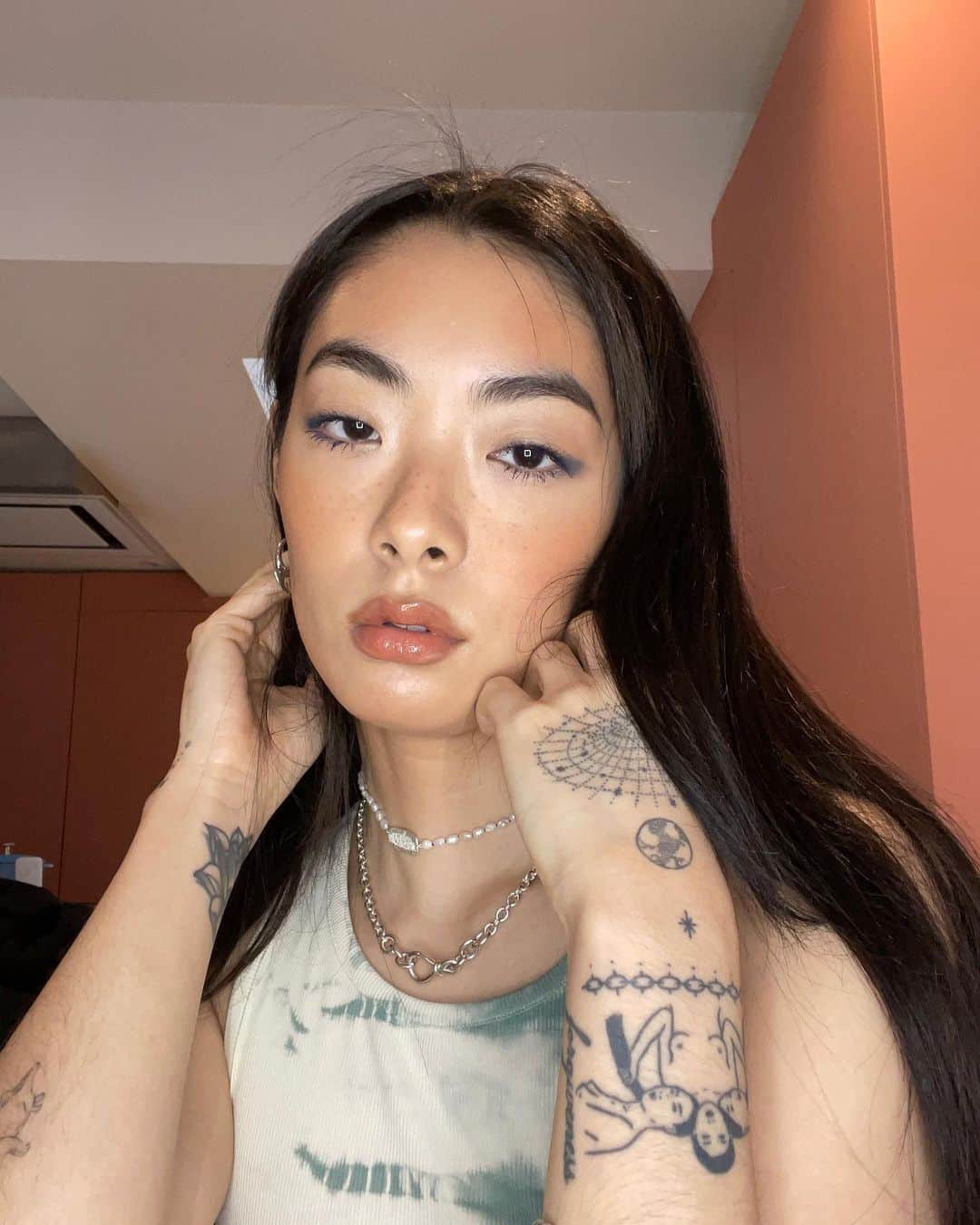 のインスタグラム：「first time I drew freckles on myself and I’m feeling like a Blue Crush reboot !!!!!!!!!!!」