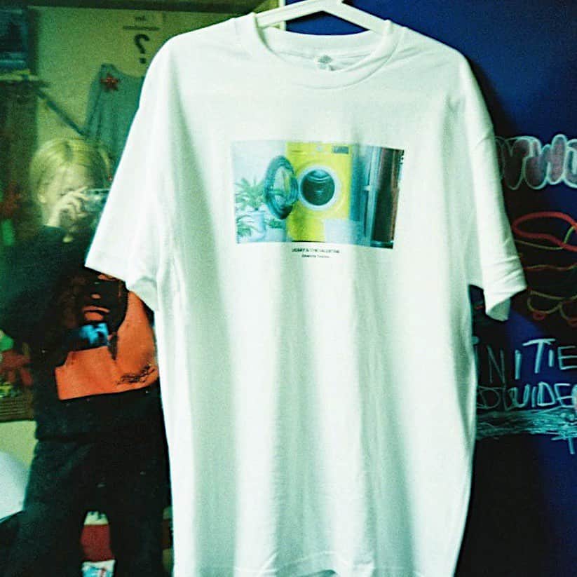 UCARY & THE VALENTINEのインスタグラム：「シングルリリース前にどうしても出したかったTシャツを作りました。 カンベさんが作ってくれたmv、midnightのTシャツです。 とても可愛いです。 カンベさん、ありがとうございます。 こちら本日から2/2まで受注予約しています！みなさま是非着てほしいです！ プロフィールのurlからオンラインストアに飛べます！  モデル　Lサイズ着用(サカモトタイキさん、ありがとうございます)」