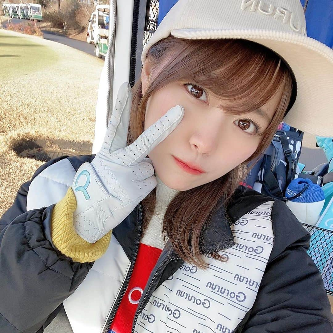 山内鈴蘭さんのインスタグラム写真 - (山内鈴蘭Instagram)「⛳️ ． この日はワンピースコーデ🥺💓 ボーダーの明るいカラーがめっちゃゴルフ場で映えてて可愛かったぁ！！！ ゴルフでワンピースは挑戦してこなかったけど、作って、着てみて、好きになった🥰 ． Gorurunで好きを詰め込んで 皆さんにお届けしたいな💓💓💓 ． ． #ゴルフ #ゴルフウェア #ゴルフ女子 #ゴルフ女子コーデ #ワンピース #ワンピースコーデ #Gorurun #ごるらんコーデ #ヘッドカバー #3月発売 #お楽しみに #青空 #緑 #ゴルフ場 #自然」1月26日 21時36分 - xxsuzuranxx