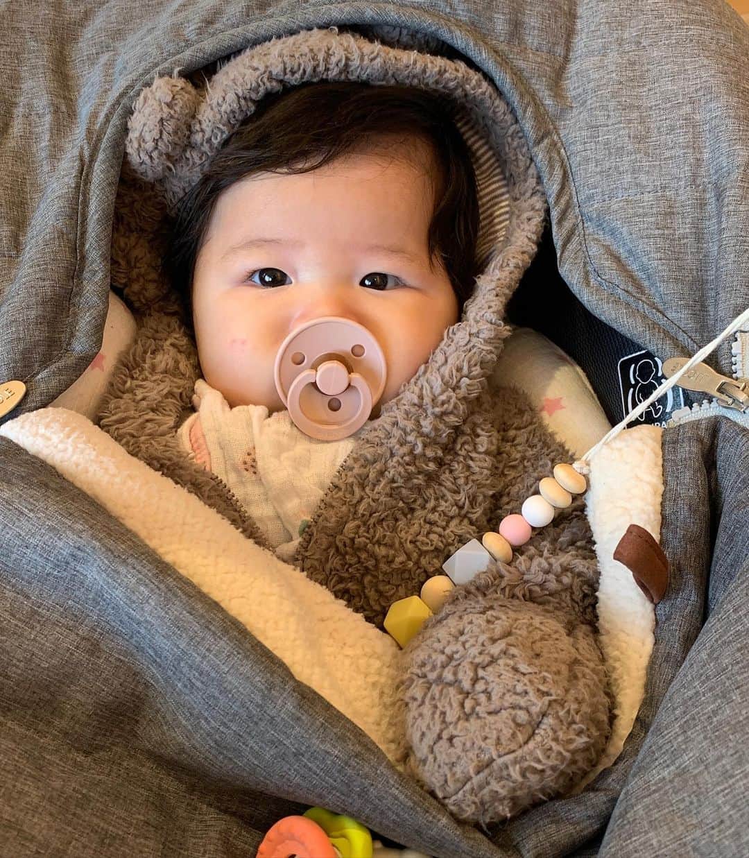 エリナ シルカのインスタグラム：「おしゃぶりは吸うより噛む派🐻」