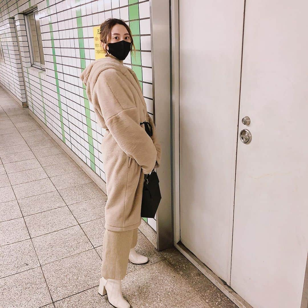 村田莉さんのインスタグラム写真 - (村田莉Instagram)「今年の毛布コートもお気に入りでよく着ています🧥🤎 @micoameriofficial  めちゃ温かいのに軽いという最強な毛布🤟🏻🤎笑 今シーズンは選ぶ物ほとんどがベージュだったな🤣 マスクしてるし眉毛はアートメイクしてるしってことでスッピン🤣そして地下鉄。笑 . #오오티디 #패션스타그램 #데일리룩 #패션 #겨울 #겨울코디 #ootd #fashion #micoameri #subway #지하철」1月26日 21時48分 - murata_mari