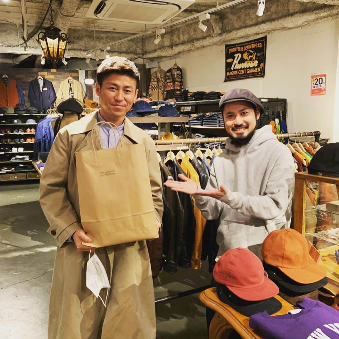 のインスタグラム：「いつもお世話になってるスマートクロージングストア町田店に買い物に行きました。 いろいろと手配していただきありがとうございました。 感謝。  #スマートクロージングストア町田  #スマクロ #パラブーツ #paraboot #william  #parabootwilliam  #感謝」