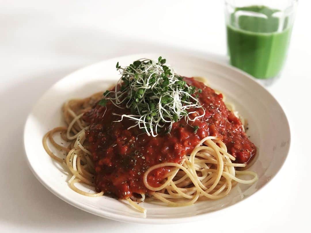 kuuのインスタグラム：「本日のランチは有機全粒粉パスタ。  @good.good.mart さんのオリジナルパスタソース「たかきびと香味野菜が出会ったドキドキボロネーゼ」をお試しさせていただきました。  トマトと香味野菜のコクと風味、たかきびの食感が楽しくて満足感たっぷり！おいしかったです😋 これでレトルトとは、ありがたいー。 写真でも伝わるといいのですがTHEレトルト！な感じはありません。  動物性食材・化学調味料・添加物なし、植物性素材の旨味のみ。 甘味はデーツを使用。 製造は就労支援施設で働く方々。  やさしさがいっぱい詰まったGOODな商品。 自分も周りも満たされるGOODな買い物をしていきたいな。  @vegewel さんの新ブランド @good.good.mart さんには素敵な商品がいっぱい！自分に合う商品を見つけられるので、ぜひホームページに遊びに行ってみてください。オリジナル商品もこれからどんどん増えていくのがとっても楽しみです。  ケールラテは @kyusai_kale_official の無農薬ケールをオーツミルクでラテに。  #instagood #instafood #instalike #暮らし #シンプルライフ #日々 #ランチ #lunch #ヴィーガン #vegan #oishi #plantbased #ヴィーガンランチ #ナチュラルフード #プラントベース #菜食 #veggy #pr #vegewel #goodgoodmart #エシカル #ethical」
