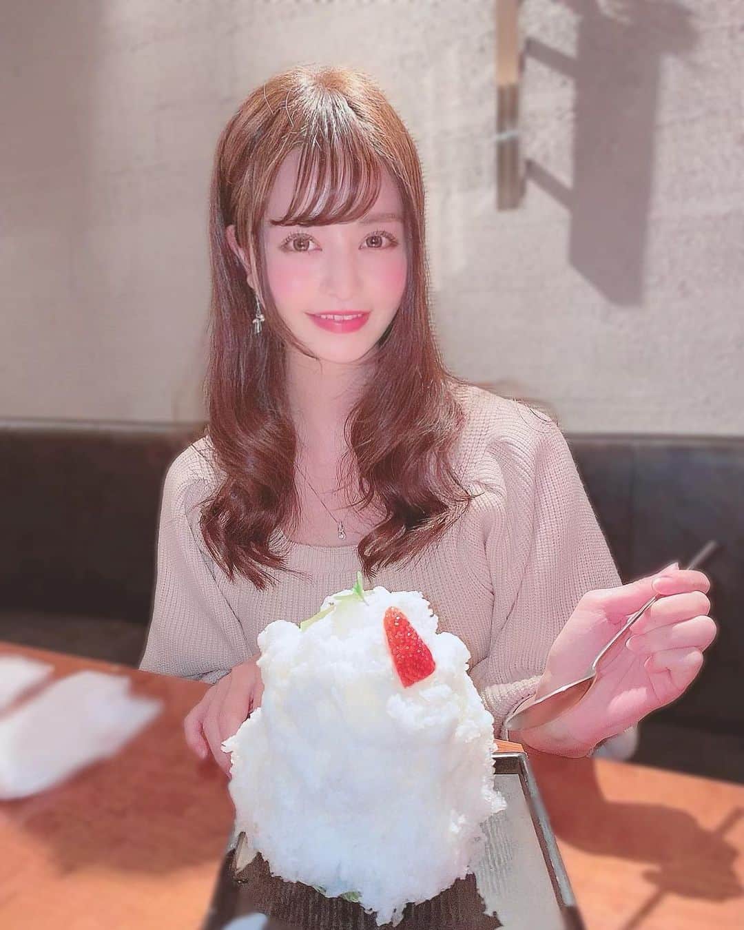 のインスタグラム：「カキ氷🍧♡ . . しろくまと抹茶味があったからしろくまにしたよ🐻‍❄️♡ . . #カキ氷🍧 #かき氷 #しろくま  #グルメ #よろにく #デザート」