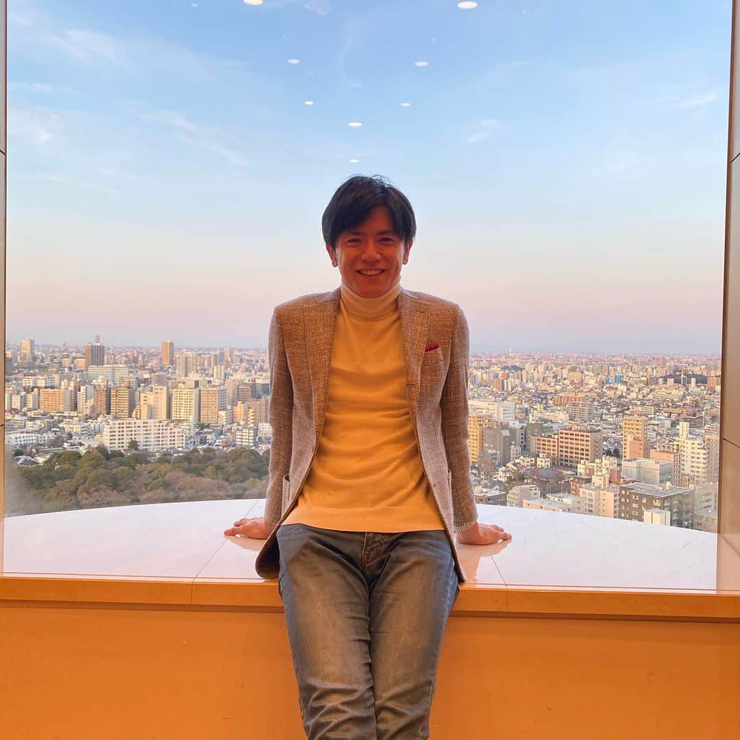 青木源太さんのインスタグラム写真 - (青木源太Instagram)「昨日は景色抜群のお部屋での仕事。ちょうど夕暮れどきで綺麗でした。 #とっくり#とっくり警察#もともとは#とっくりインスタでした#とっくりにジャケット#冬の定番スタイル」1月26日 21時45分 - aoki.genta