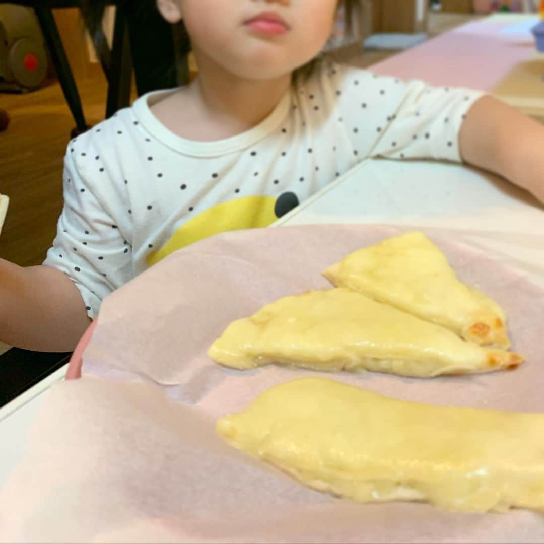 シン・ジスのインスタグラム：「고르곤졸라피짜(이런걸 집에서 먹다니) 최저몸무게를 날이 갈수록 갱신중였는데 살려고 열심히 살을 찌우고 있는 요즘, 조금 찌웠더니 몸이 조금 살 만 해 지고 있는건가 마는건가? 역시 육아는 #살집」