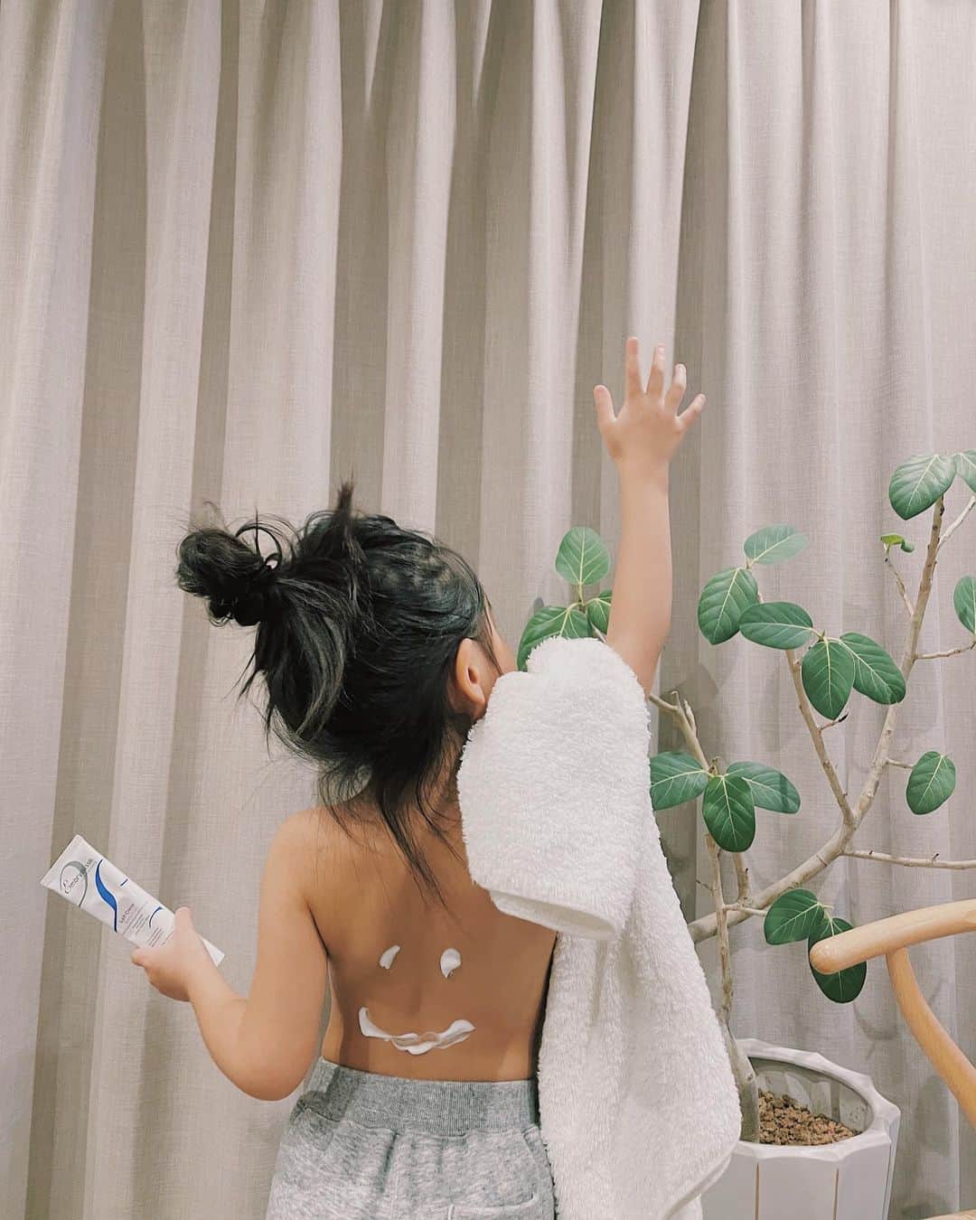 原田沙奈子さんのインスタグラム写真 - (原田沙奈子Instagram)「お風呂あがりのルーティーン🌱 このところ、肌が乾燥してるからクリームを塗って肌を潤わせないと。  今までは、子供用と大人用の保湿クリームは分けてたけど。 赤ちゃんも使える無香料の低アレルギー性処方のアンブリオリス モイスチャークリーム センシティブは家族みんなで使えるありがたさ。←1/22新発売  アンブリオリスは仲良しのヘアメイクさんがメイクのベースで使ってて、すごく良かったから教えてもらった。敏感肌の方も◯ （Amazonでポチッとしてからずっと使ってる） 世界中の美容のプロが愛用するアイテムだから見たことある方も多いかな…。  スッと浸透する感じでベタつかないし、のびが良いからササーッと塗れるのがとても良い！ お風呂あがり、アマネにクリーム塗ってあげるこの時間もまた愛おしいんだなぁ。  母から子へ受け継がれるお守りスキンケア的な存在のブランド。  ちなみに、肌なじみが良く塗りやすいからチョロチョロする子供に塗るには最適よ👍  ビジュアルもお洒落だから、そこらへんに転がっていてもテンション上がるしね。←  プレゼントにもきっと喜ばれると思う。 （私なら飛んで喜ぶ）  公式アカウントでプレゼントキャンペーンもやっているみたいなので、気になる方はぜひぜひ☺️   @embryolisse_japan  #embryolisse　 #アンブリオリス 　 #モイスチャークリームセンシティブ #SimpleIsBeautiful 　 #お守りスキンケア　 #PR」1月26日 21時57分 - sanakoharada