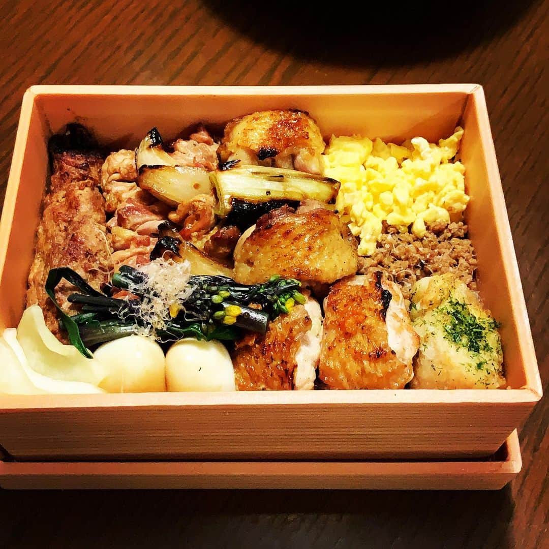 志摩有子さんのインスタグラム写真 - (志摩有子Instagram)「茶太郎さん　@tori_chataro から焼鳥弁当をテイクアウト。うちのはお酒が飲める弁当ですからというご主人の言葉通り、ご飯少なめで比内地鶏やほろほろ鳥などがふんだんに。大好きなつくねと半熟のうずらの卵もはいってる。そぼろと炒り卵も憎い。めちゃくちゃ美味しい。ちなみにお弁当は前日までに注文とのこと。  #焼鳥弁当 #おうちで茶太郎 #テイクアウト日記 #食べて応援」1月26日 21時49分 - ariko418
