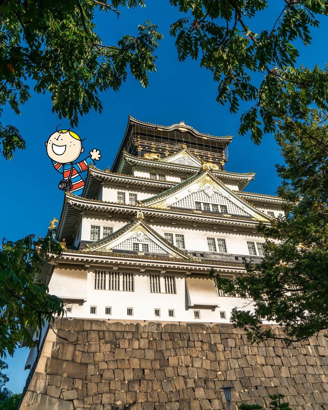 のインスタグラム：「I'm visiting Osaka Castle for the first time this year 🏯 The main tower always looks so nice against a clear blue sky♪  今年初の大阪城🏯 天気がいい日は天守閣がより映える♪  ————————————————————— #maido #withOsakaBob #OSAKA #osakatrip #japan #nihon #OsakaJapan #大坂 #오사카 #大阪 #Оsака #Осака #โอซาก้า #大阪城 #osakacastle #sightseeing #大阪観光 #大阪城公園」
