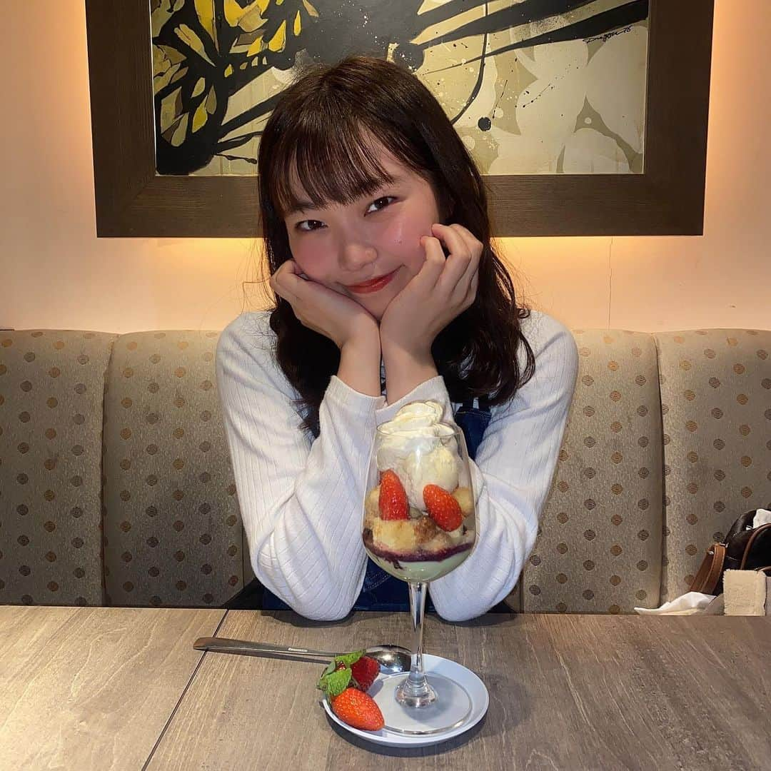 山之内優美のインスタグラム：「お友達とカフェデートしました❤︎  #ataricafe #池袋カフェ  #アイドル　#鹿児島 #かわいい #パフェ #苺とピスタチオのブリュレパフェ #cafe #パフェ #カフェ」