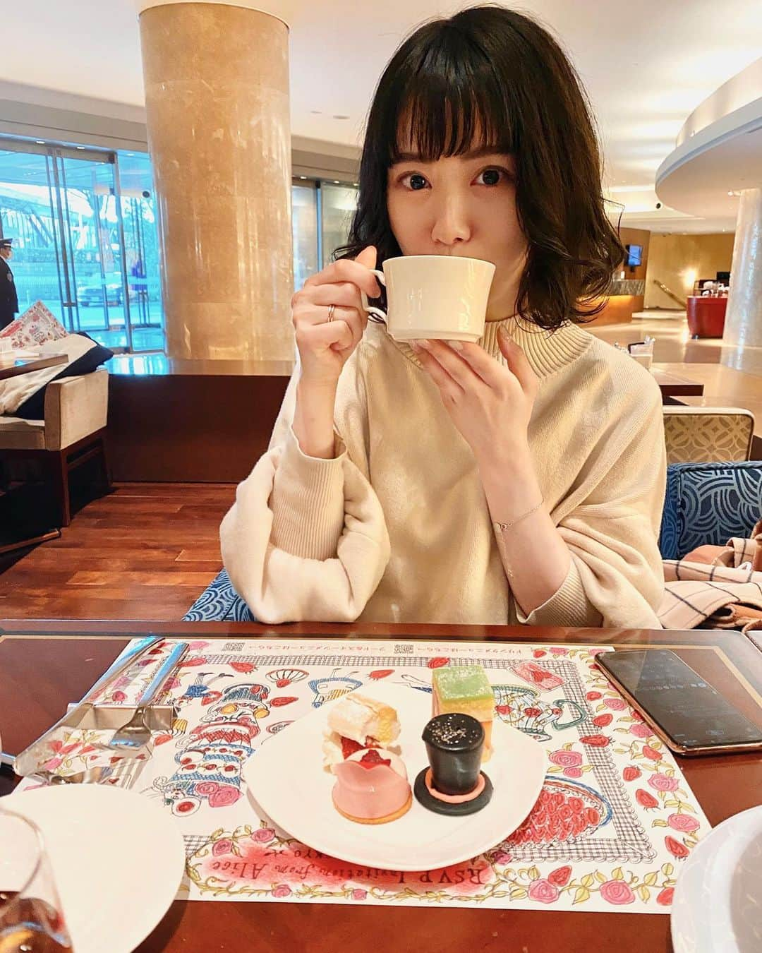 端田三奈未さんのインスタグラム写真 - (端田三奈未Instagram)「前にも載せたけど、 これだけ載せさせてくれ。🍓 ケータイは、多分ストーリー載せようとしてたんだと思う笑。  髪型迷子で現在おかっぱちゃん。 早く髪伸びる方法かこの長さでも中抜ける方法求む🤢。  #ヒルトン東京 #ヒルトン東京マーブルラウンジ #マーブルラウンジスイーツビュッフェ #hiltontokyoshinjuku #アリスからの招待状 #都庁前駅 #ホテルビュッフェランチ #おかっぱボブ #ふぉろ」1月26日 21時52分 - scr_mi